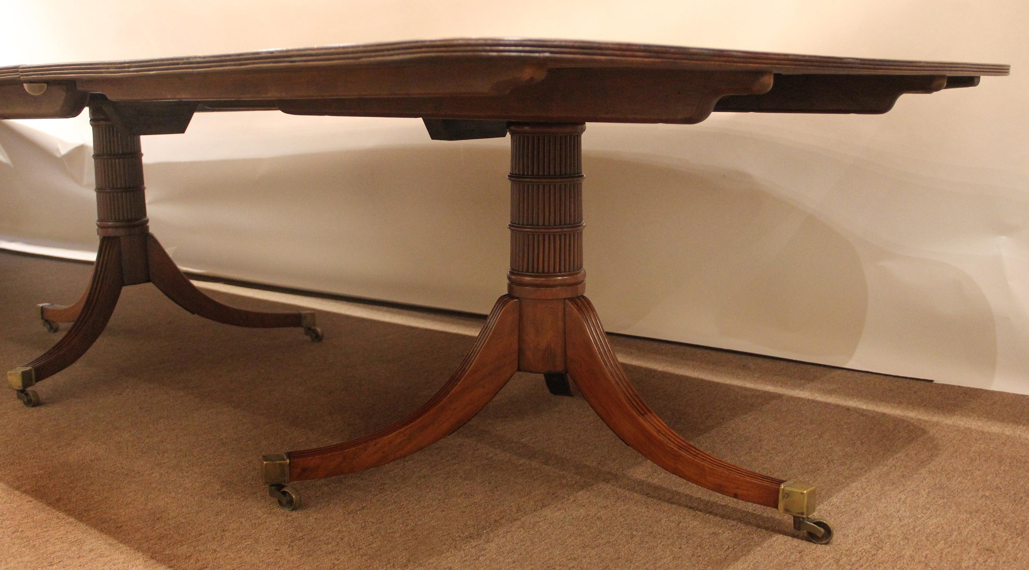Very Fine 19th Century Regency Inlaid Mahogany Pedestal English Dining Table For Sale 4