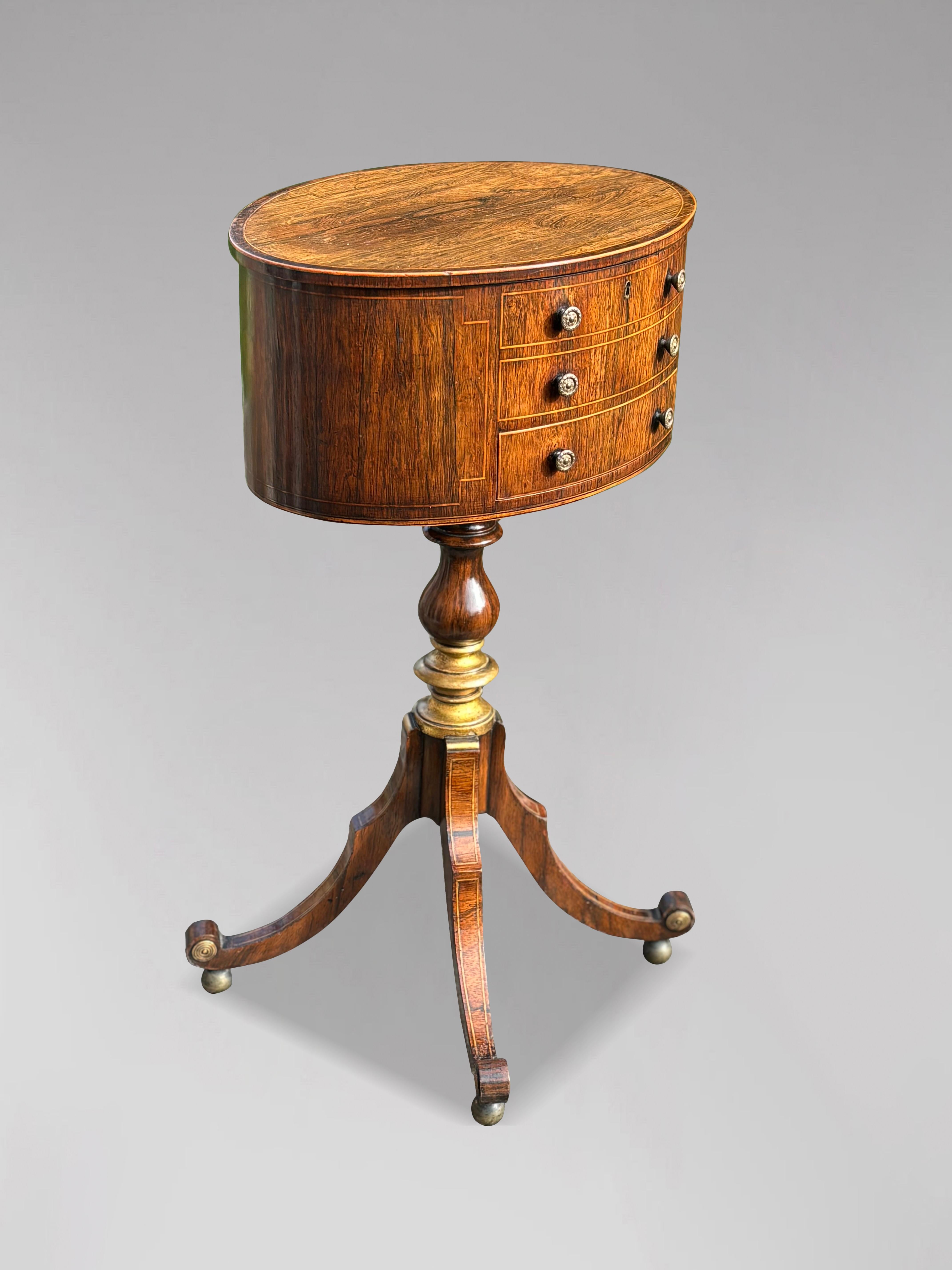 Sehr feiner Rosenholz- und Intarsien-Drehtisch aus der Regency-Zeit des 19. im Zustand „Gut“ im Angebot in Petworth,West Sussex, GB
