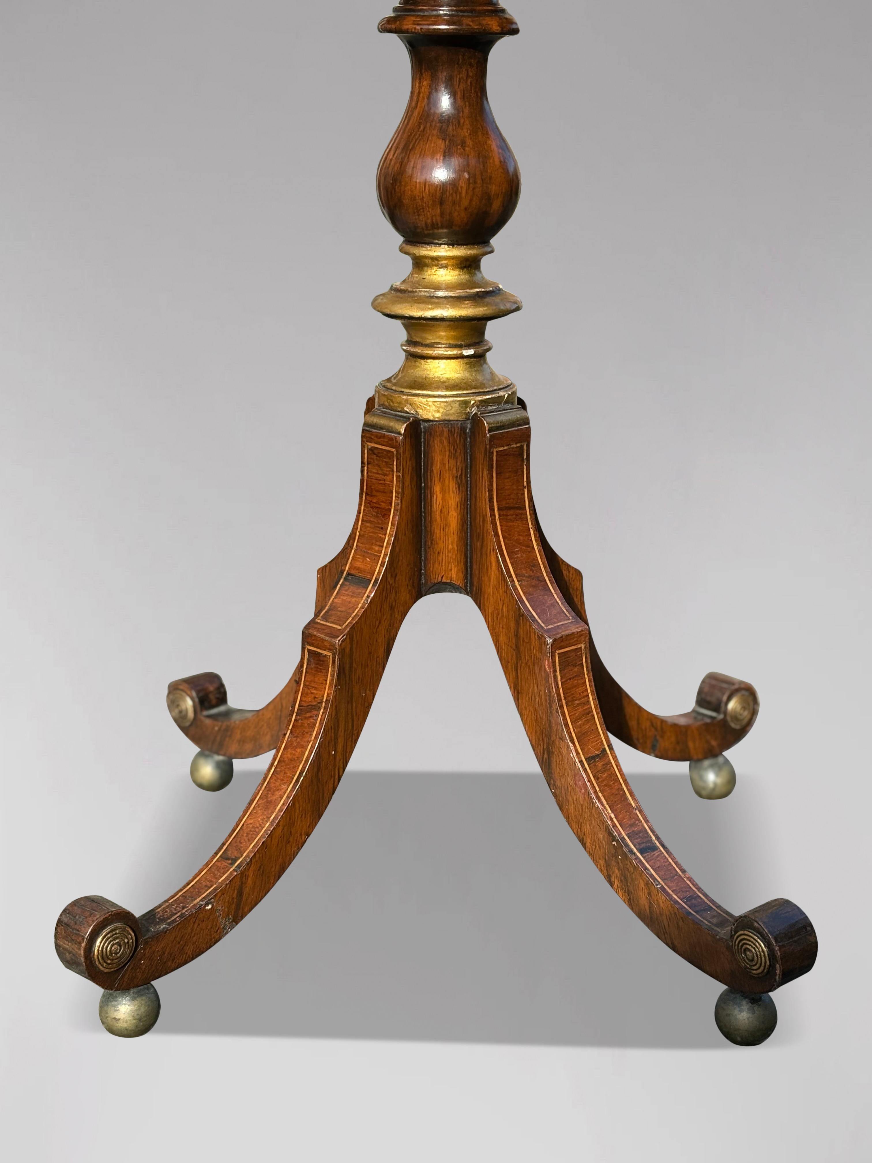 Sehr feiner Rosenholz- und Intarsien-Drehtisch aus der Regency-Zeit des 19. (19. Jahrhundert) im Angebot