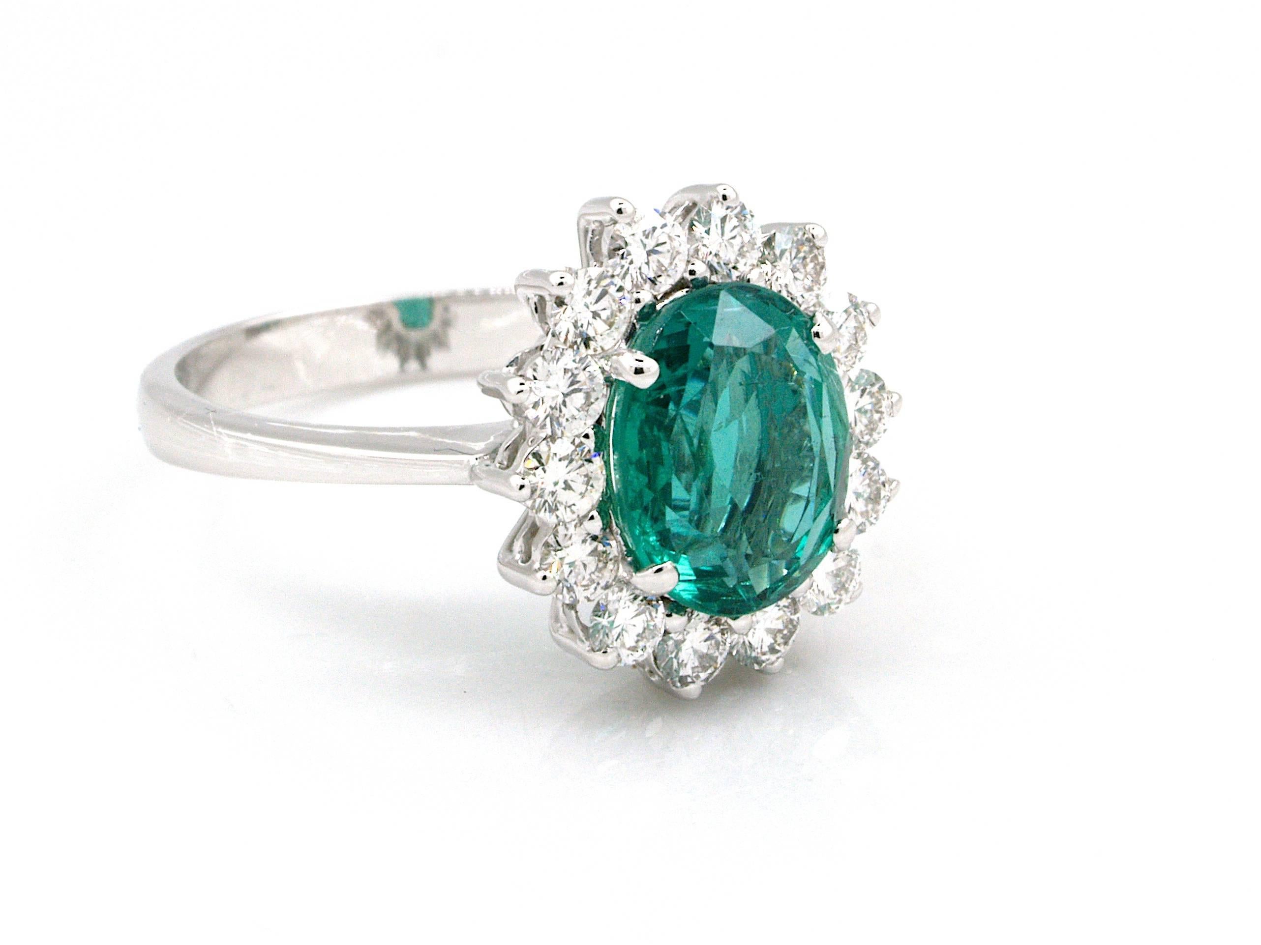 Women's Very Fine 2.75 Carat Certified Emerald and Diamonds Ring 18 Karat Gold For Sale