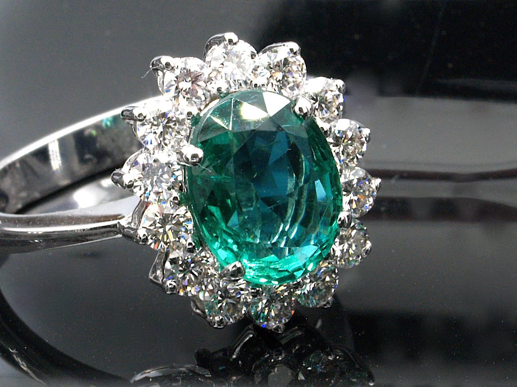 Very Fine 2.75 Carat Certified Emerald and Diamonds Ring 18 Karat Gold For Sale 2