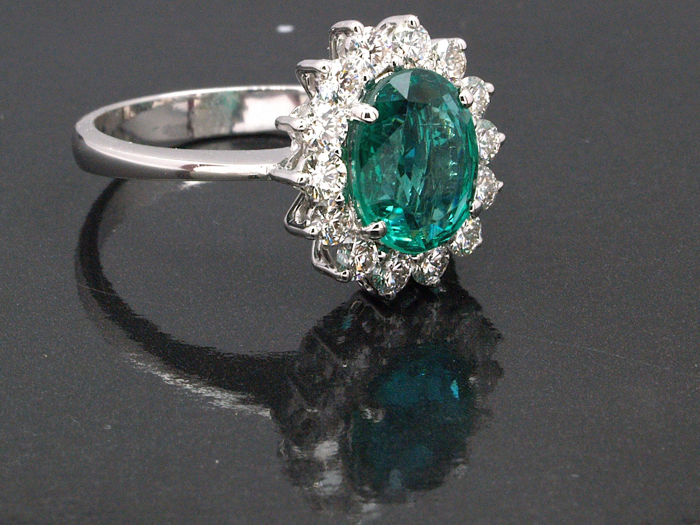 Very Fine 2.75 Carat Certified Emerald and Diamonds Ring 18 Karat Gold For Sale 3