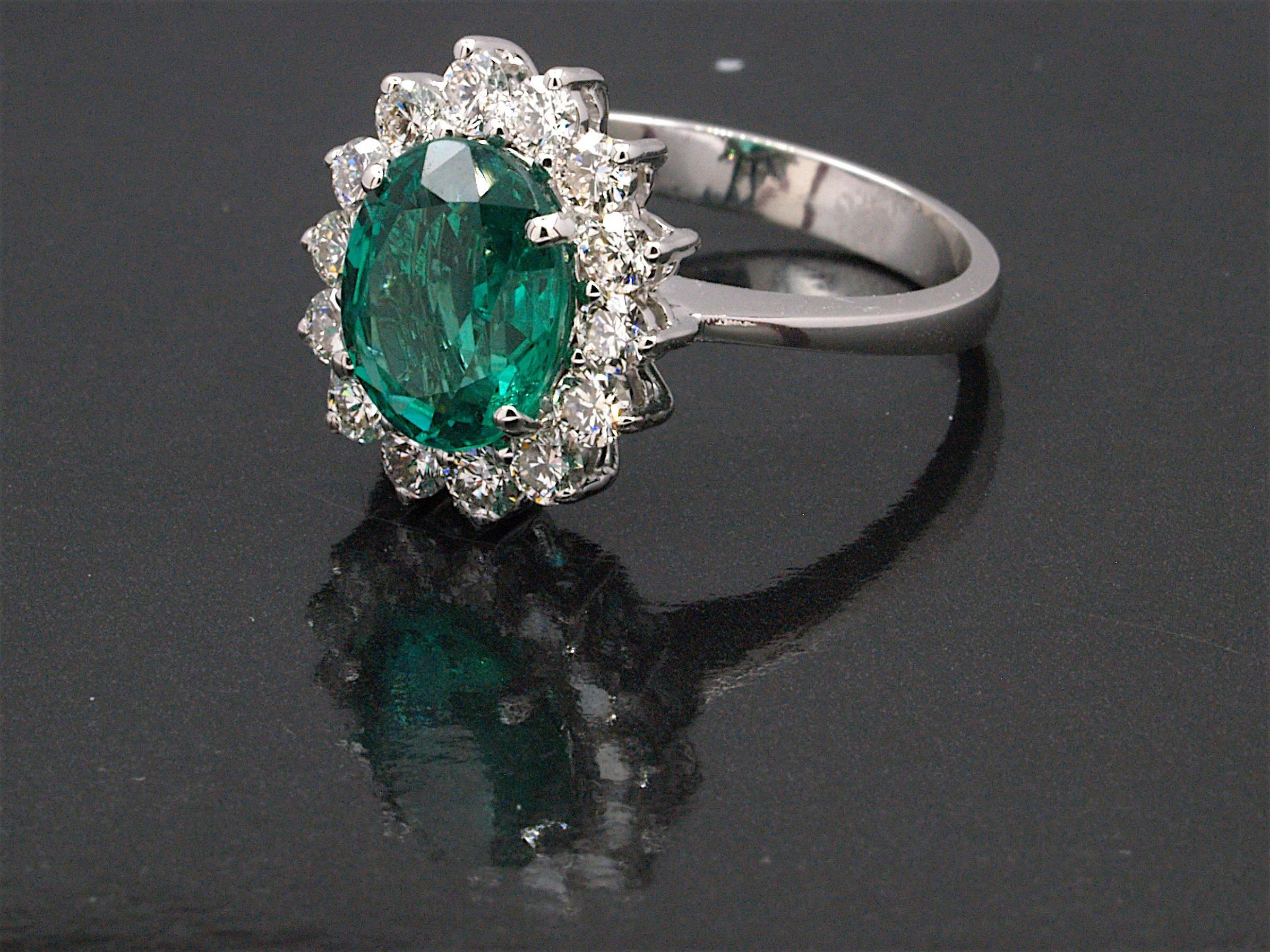 Very Fine 2.75 Carat Certified Emerald and Diamonds Ring 18 Karat Gold For Sale 4