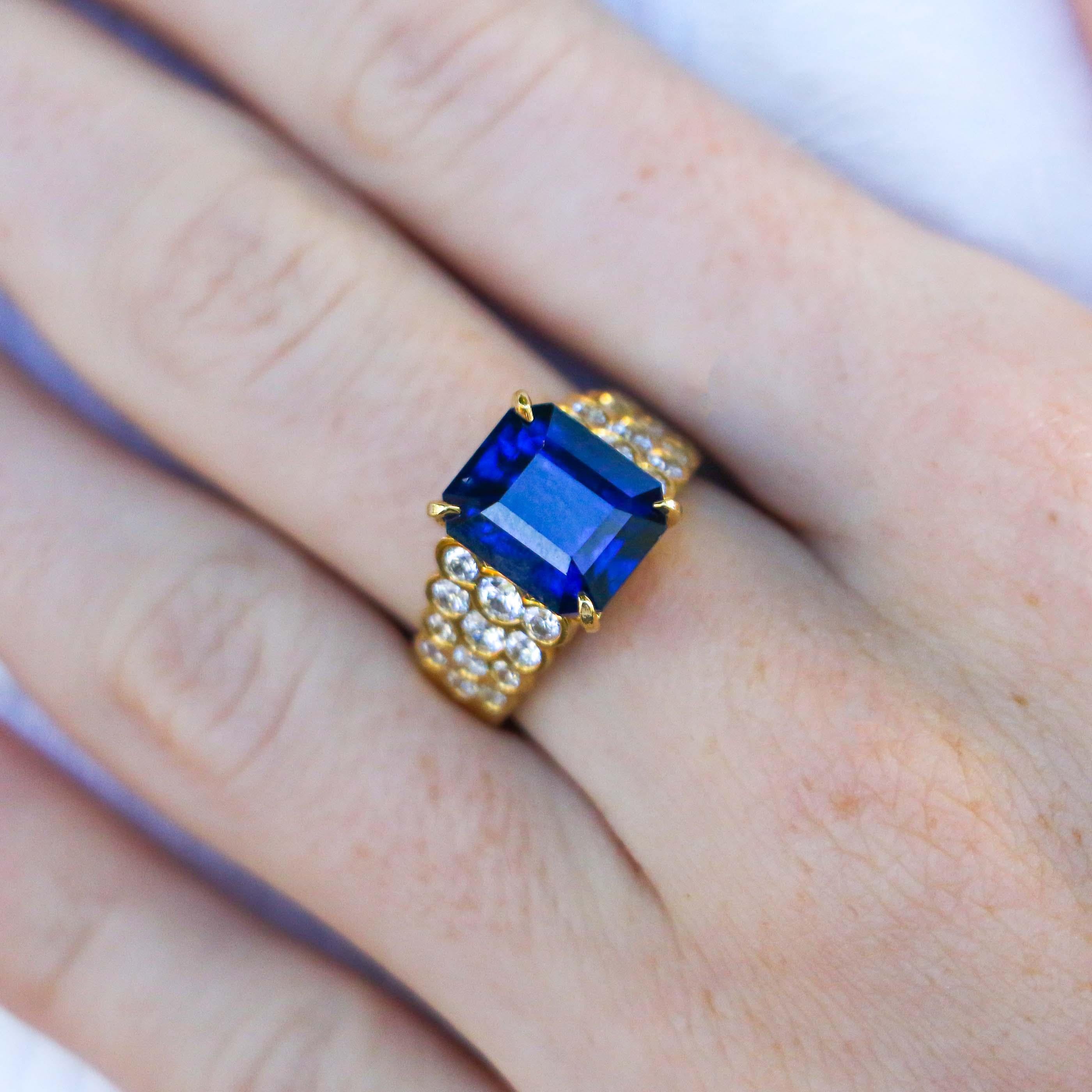 Ring mit feinem 7,07 Karat blauem Saphir und Diamant (Asscher-Schliff)