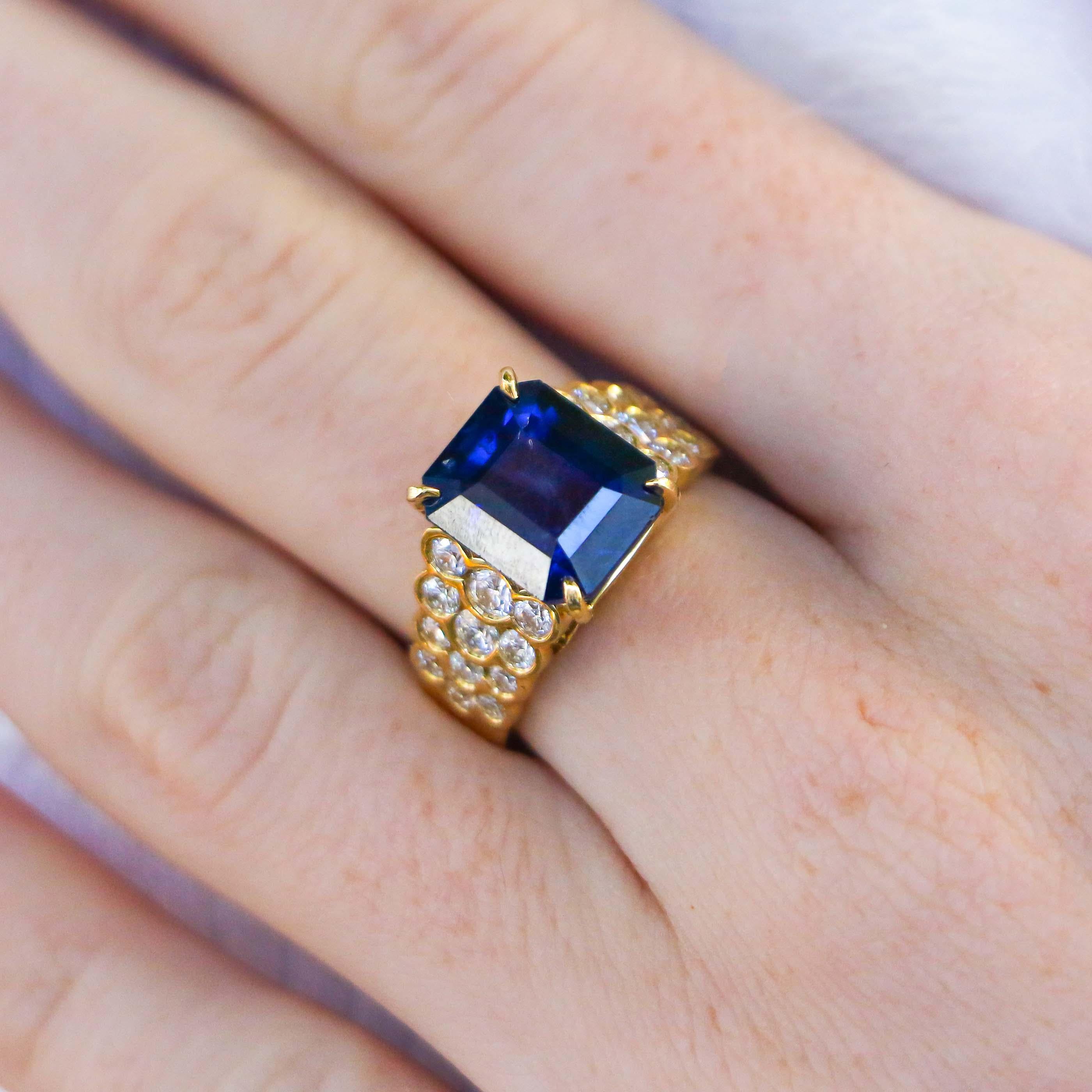 Ring mit feinem 7,07 Karat blauem Saphir und Diamant im Zustand „Gut“ in Las Vegas, NV