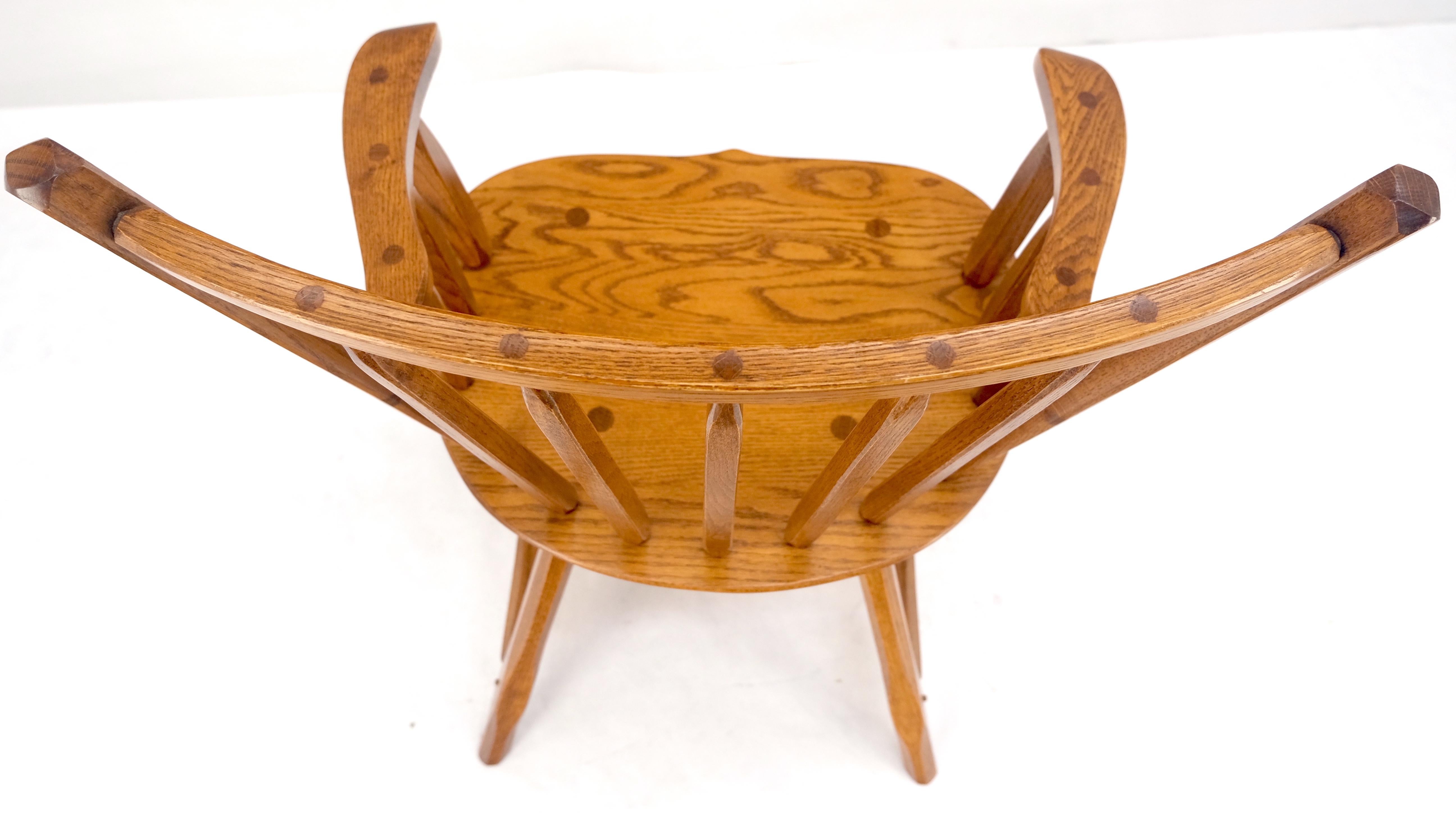 Très belles chaises de salle à manger en chêne massif, toutes articulations chevillées, ensemble de table MINT  

Dimensions de la table :
35” x 66” x 29”

Dimensions de la chaise :
22” x 24” x 34”
Hauteur du siège : 17