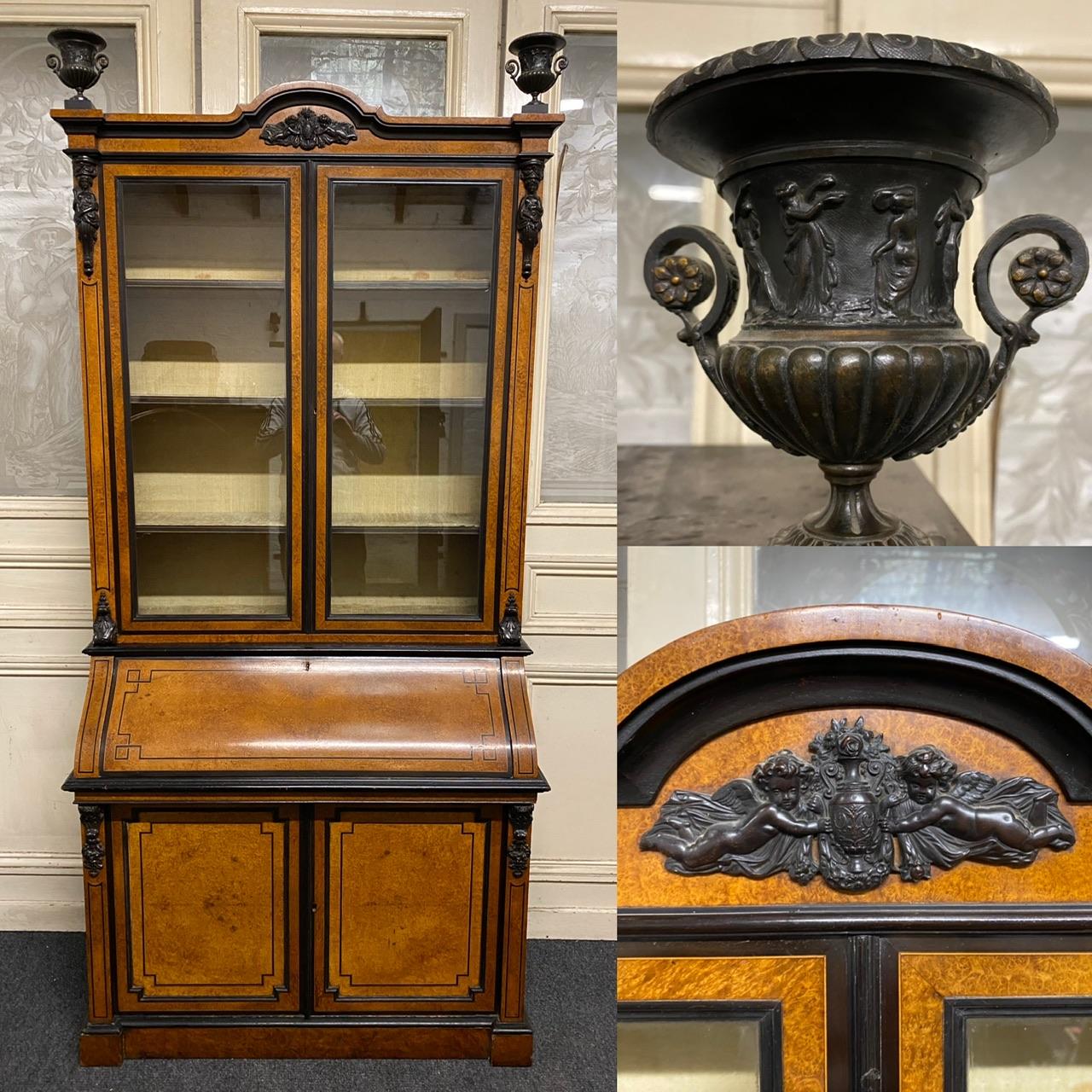 Ein hervorragendes Möbelstück aus dem 19. Jahrhundert, das in Italien vorwiegend aus Amboyna-Holz, aber auch aus Ebenholz gefertigt wurde. Die 2 Urnen auf der Oberseite sind aus Bronze, ebenso wie die Halterungen. Die 2 oberen Türen sind mit