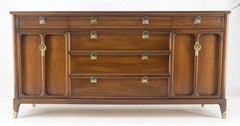 Très belle commode en noyer américain à 6 tiroirs et 2 portes 67" de long MINT