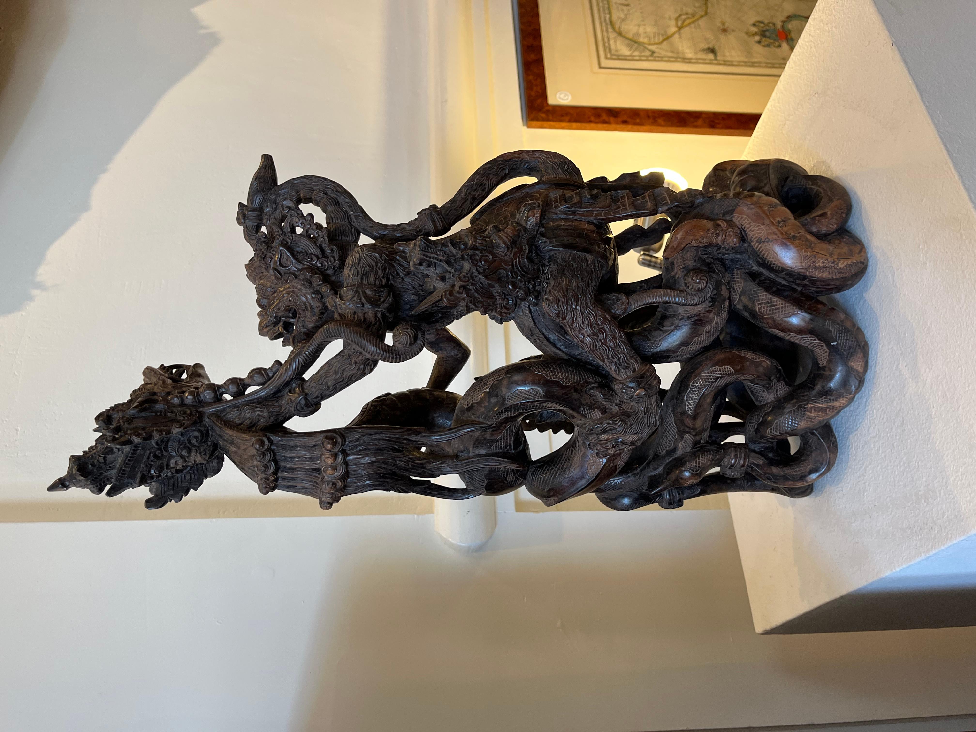 Sculpté à la main Sculpture balinaise très fine et détaillée d'une scène Ramayana en vente