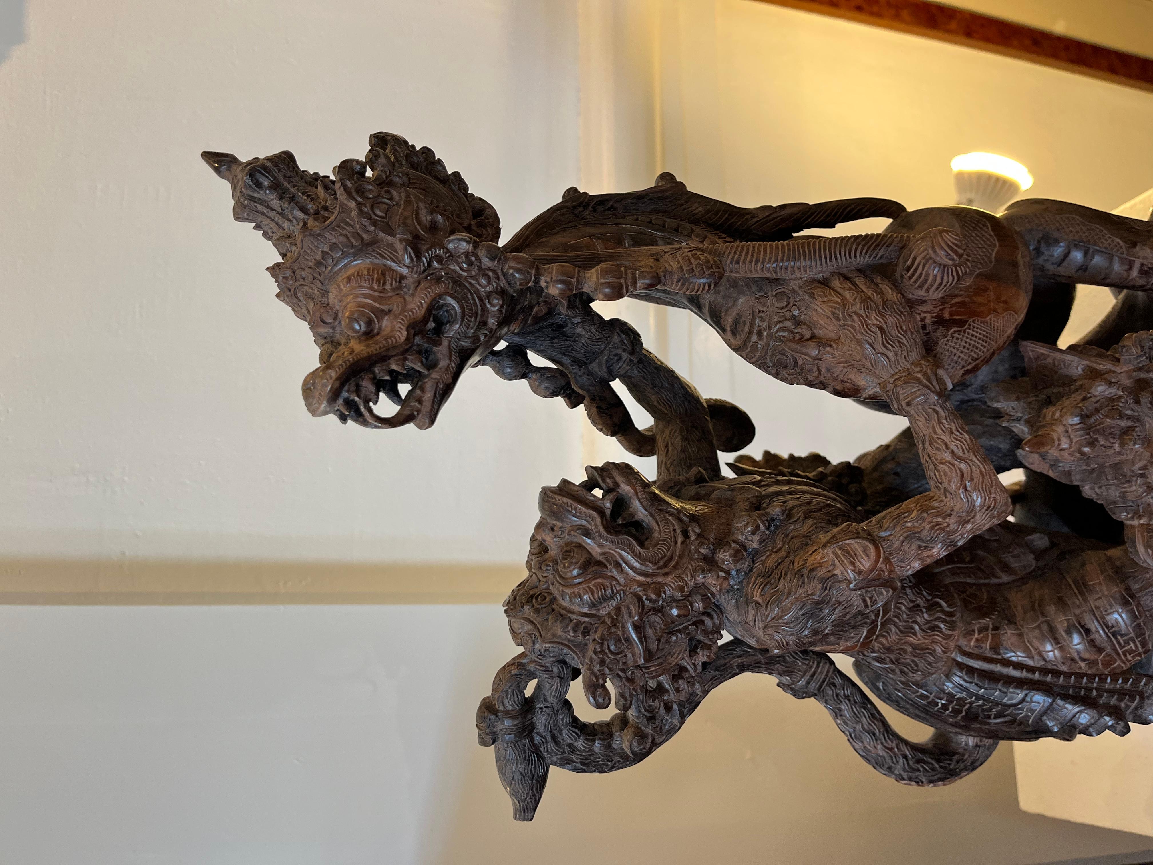 Feine und detaillierte Balinesische Zuckerholz-Skulptur einer Ramayana-Szene aus Ramayana im Zustand „Gut“ im Angebot in Amsterdam, NL