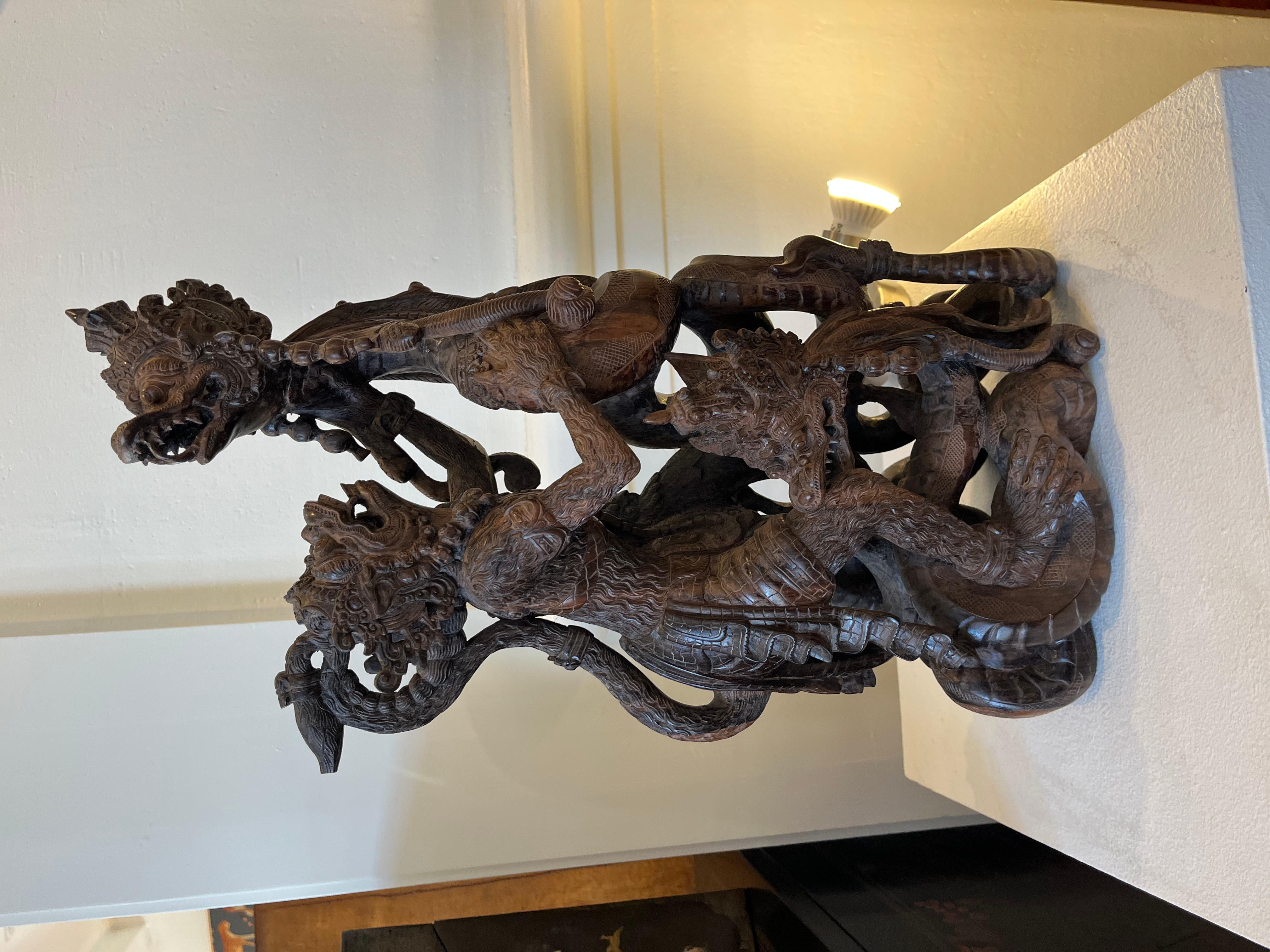 Feine und detaillierte Balinesische Zuckerholz-Skulptur einer Ramayana-Szene aus Ramayana (20. Jahrhundert) im Angebot