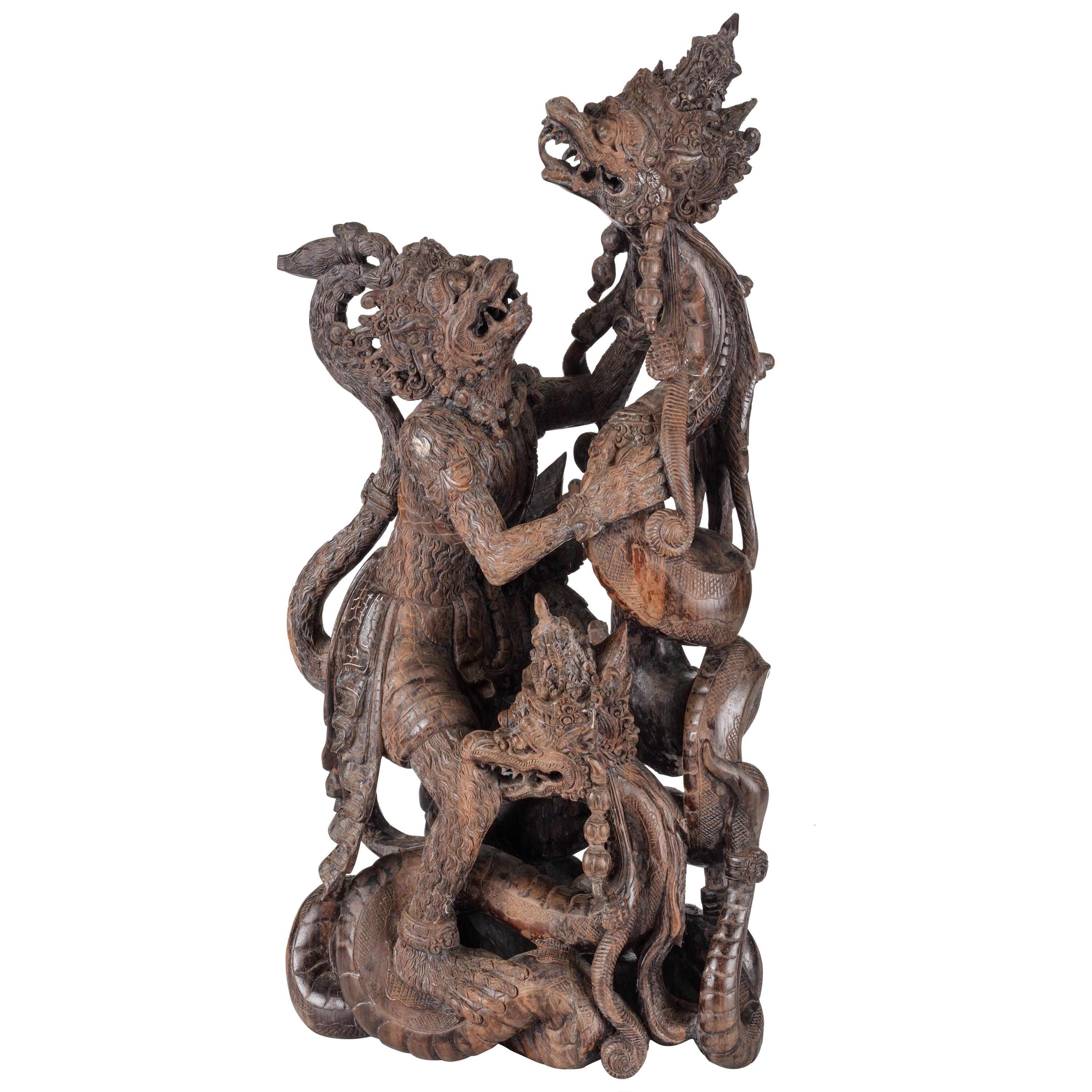 Feine und detaillierte Balinesische Zuckerholz-Skulptur einer Ramayana-Szene aus Ramayana im Angebot