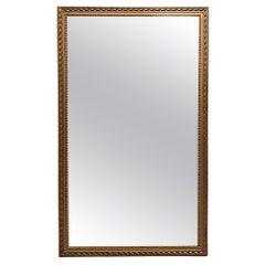 Uno specchio in legno dorato del XIX secolo molto fine ed elegante
