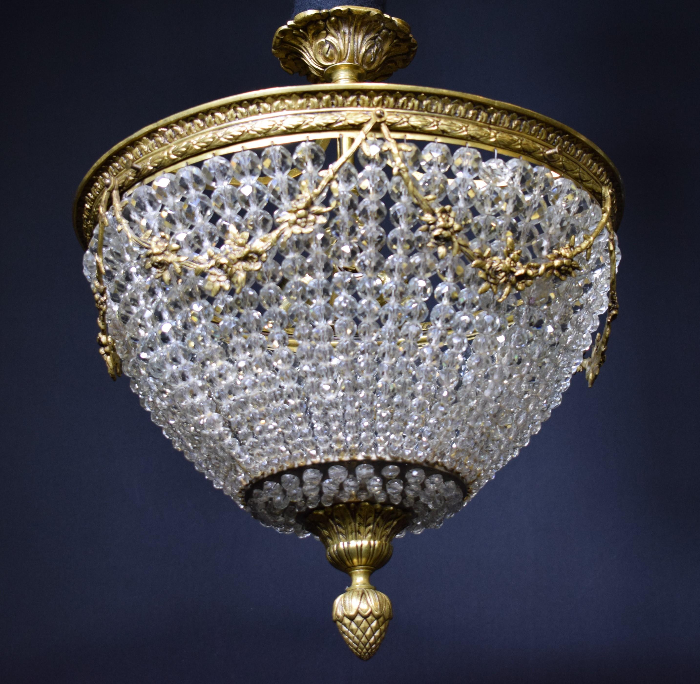 Very fine and elegant chandelier, gilt bronze frame with graduated strands of faceted beads. France, circa 1920. 3 lights. 
Dimensions: Height 19