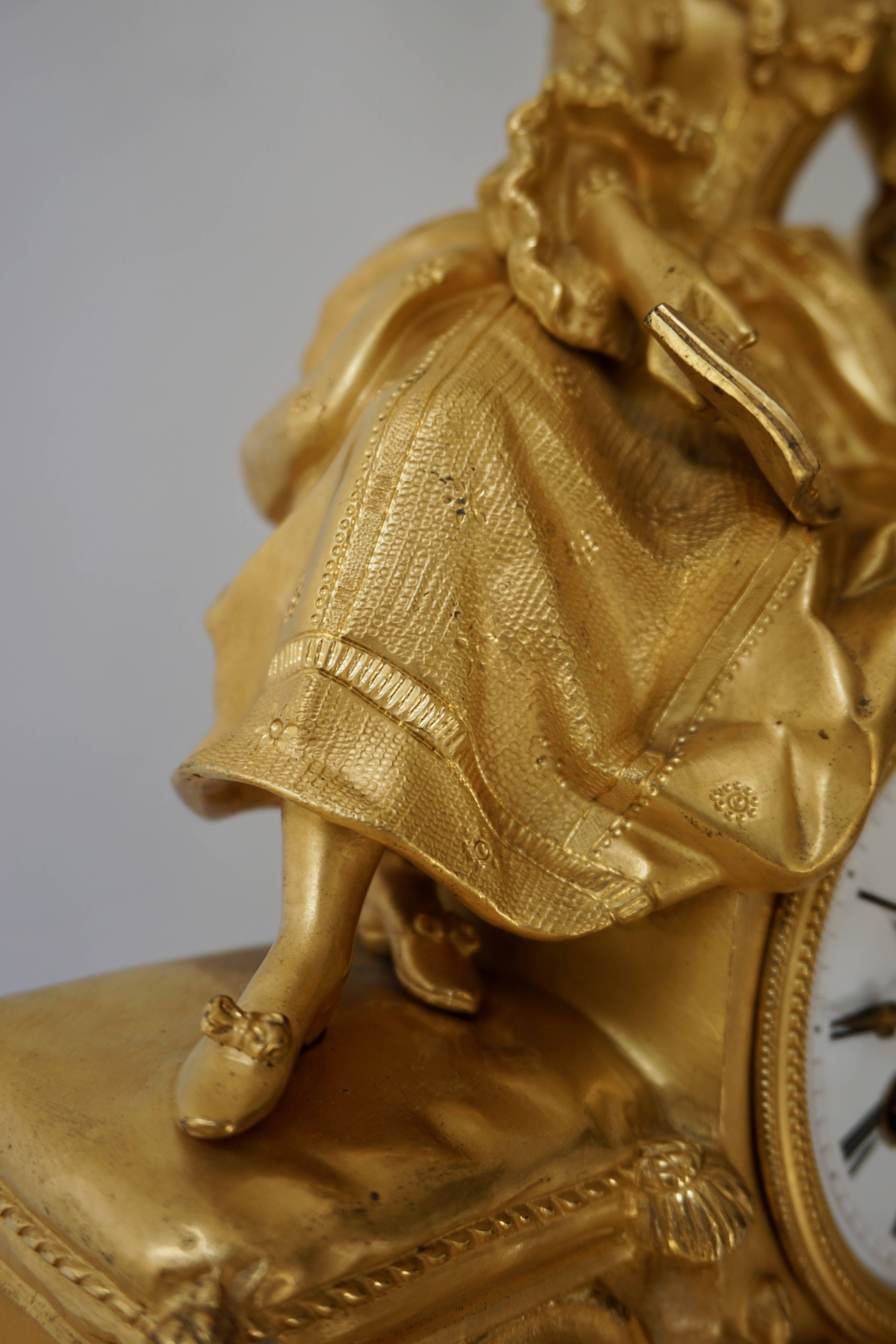 Kaminuhr aus vergoldeter Bronze im romantischen Stil, feine und elegante Kaminuhr im Angebot 10