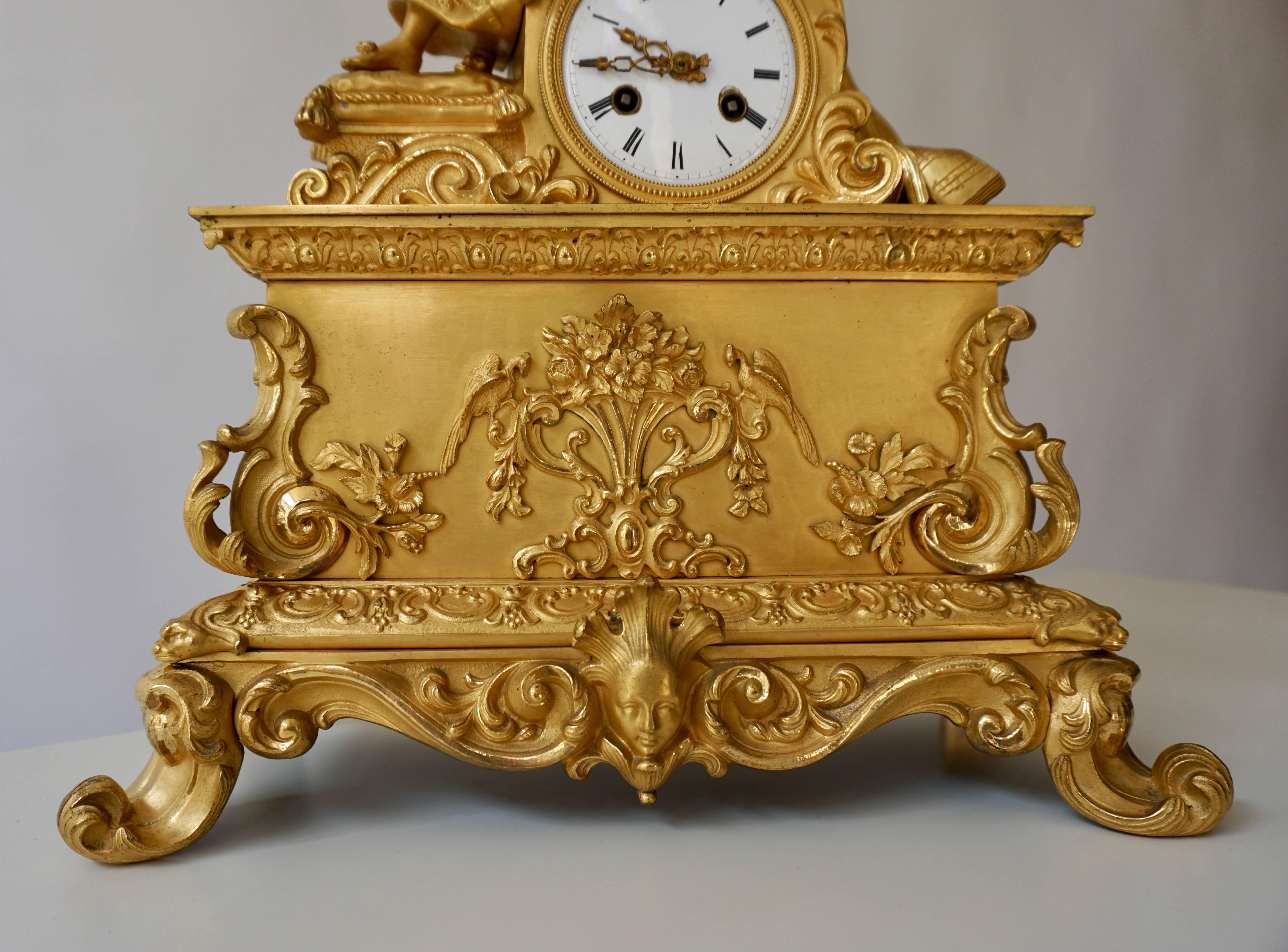 Kaminuhr aus vergoldeter Bronze im romantischen Stil, feine und elegante Kaminuhr (Napoleon III.) im Angebot