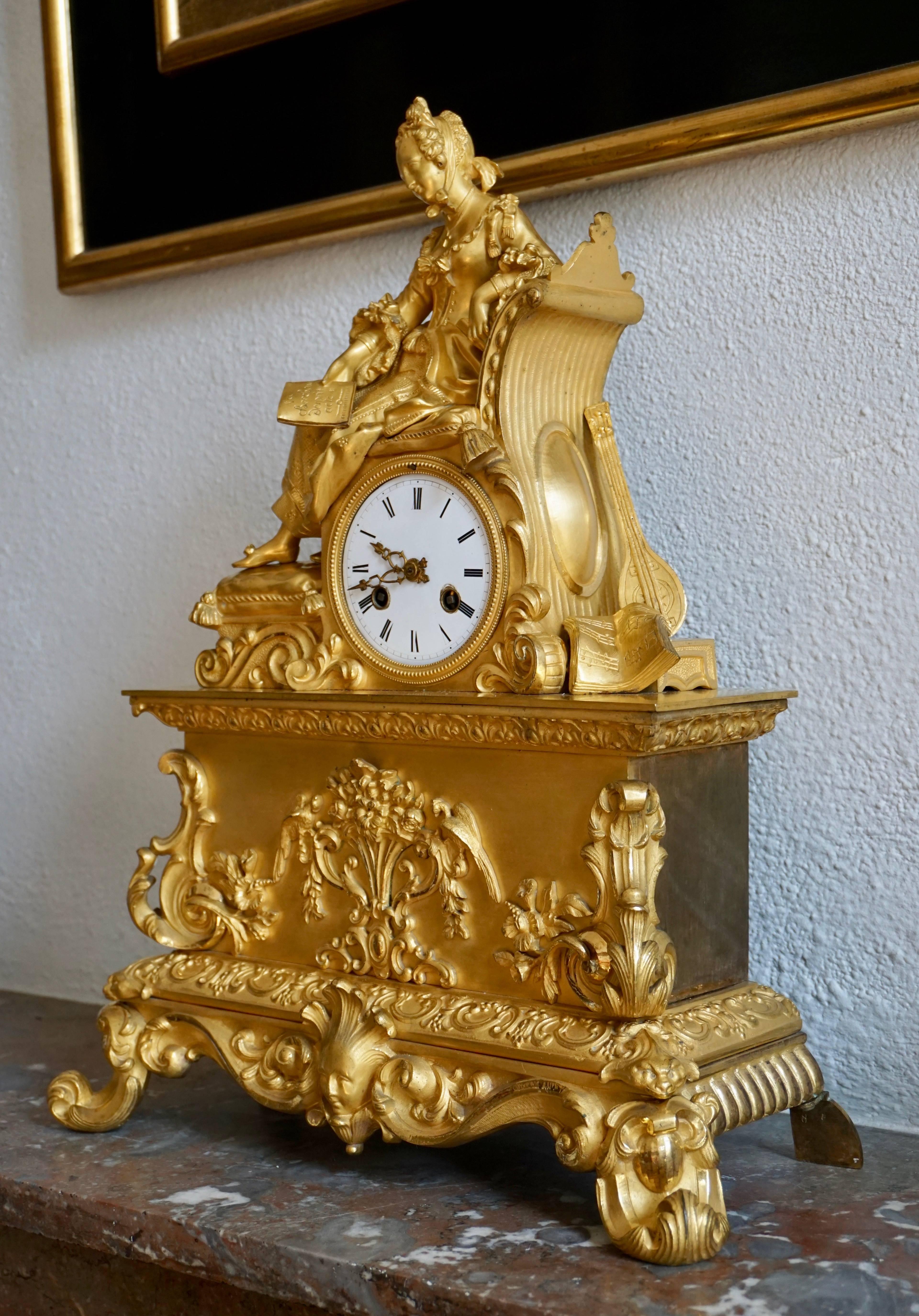 Kaminuhr aus vergoldeter Bronze im romantischen Stil, feine und elegante Kaminuhr (Französisch) im Angebot