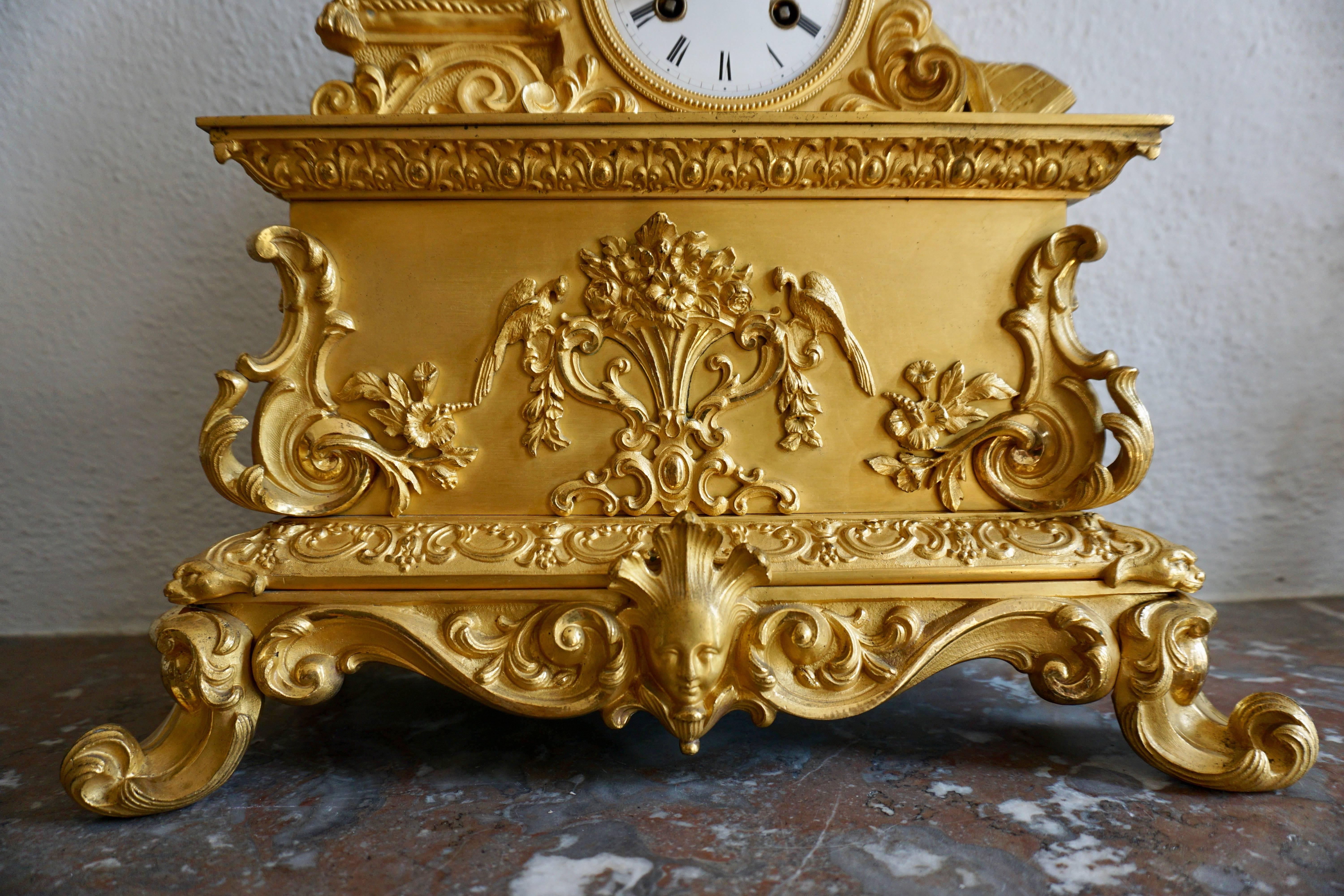 Kaminuhr aus vergoldeter Bronze im romantischen Stil, feine und elegante Kaminuhr (Vergoldet) im Angebot