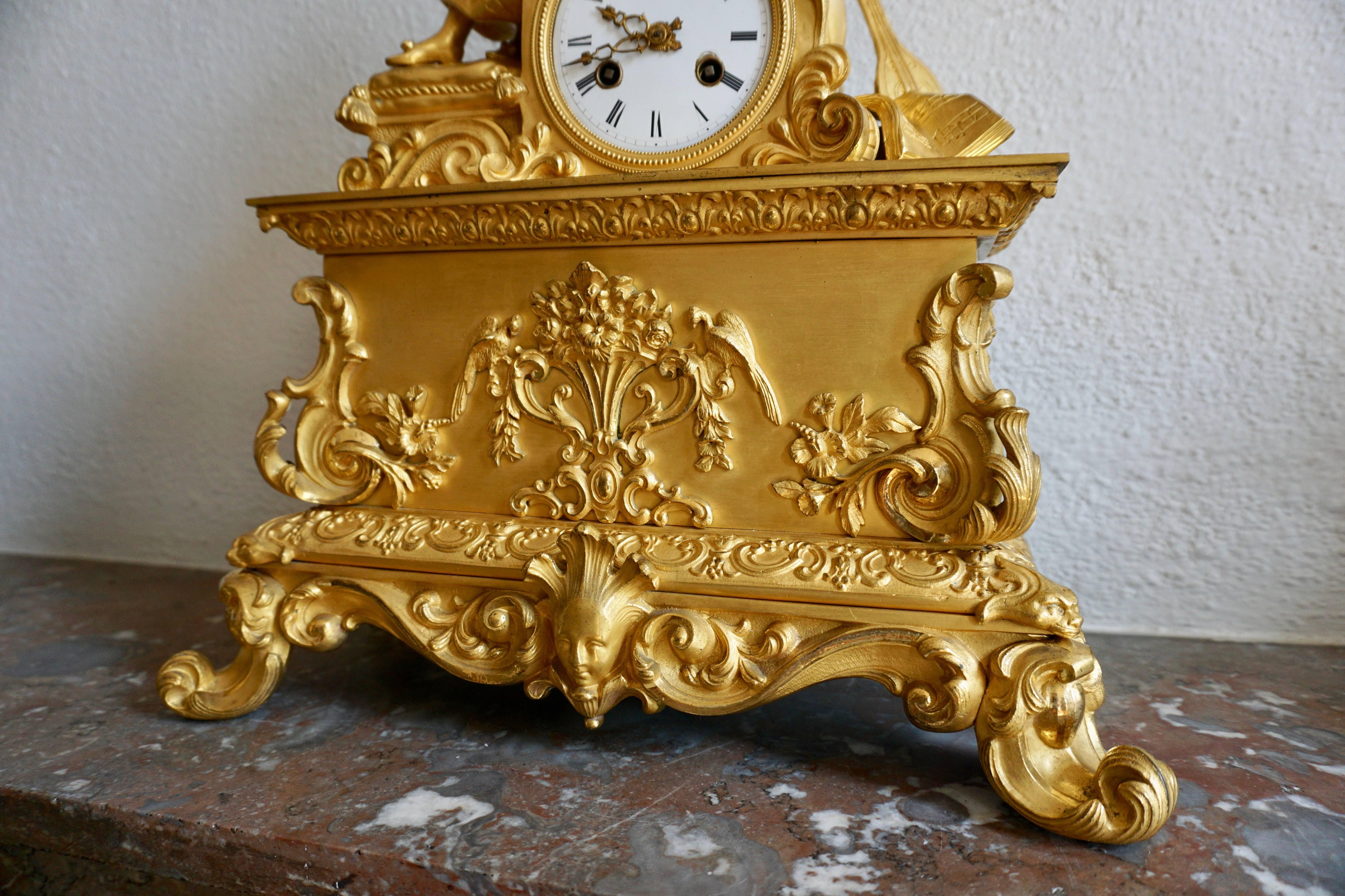 Kaminuhr aus vergoldeter Bronze im romantischen Stil, feine und elegante Kaminuhr (Gold) im Angebot