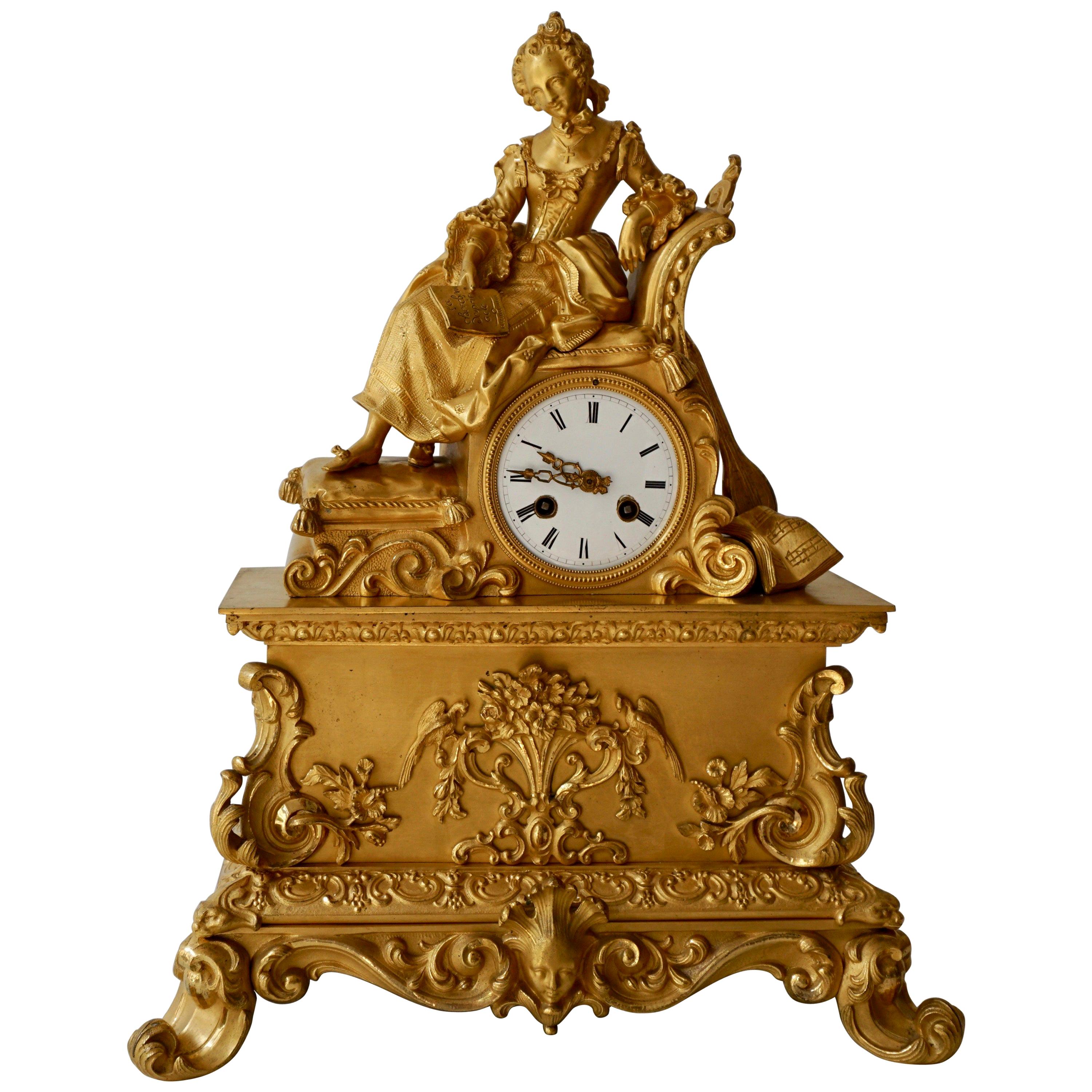 Kaminuhr aus vergoldeter Bronze im romantischen Stil, feine und elegante Kaminuhr im Angebot