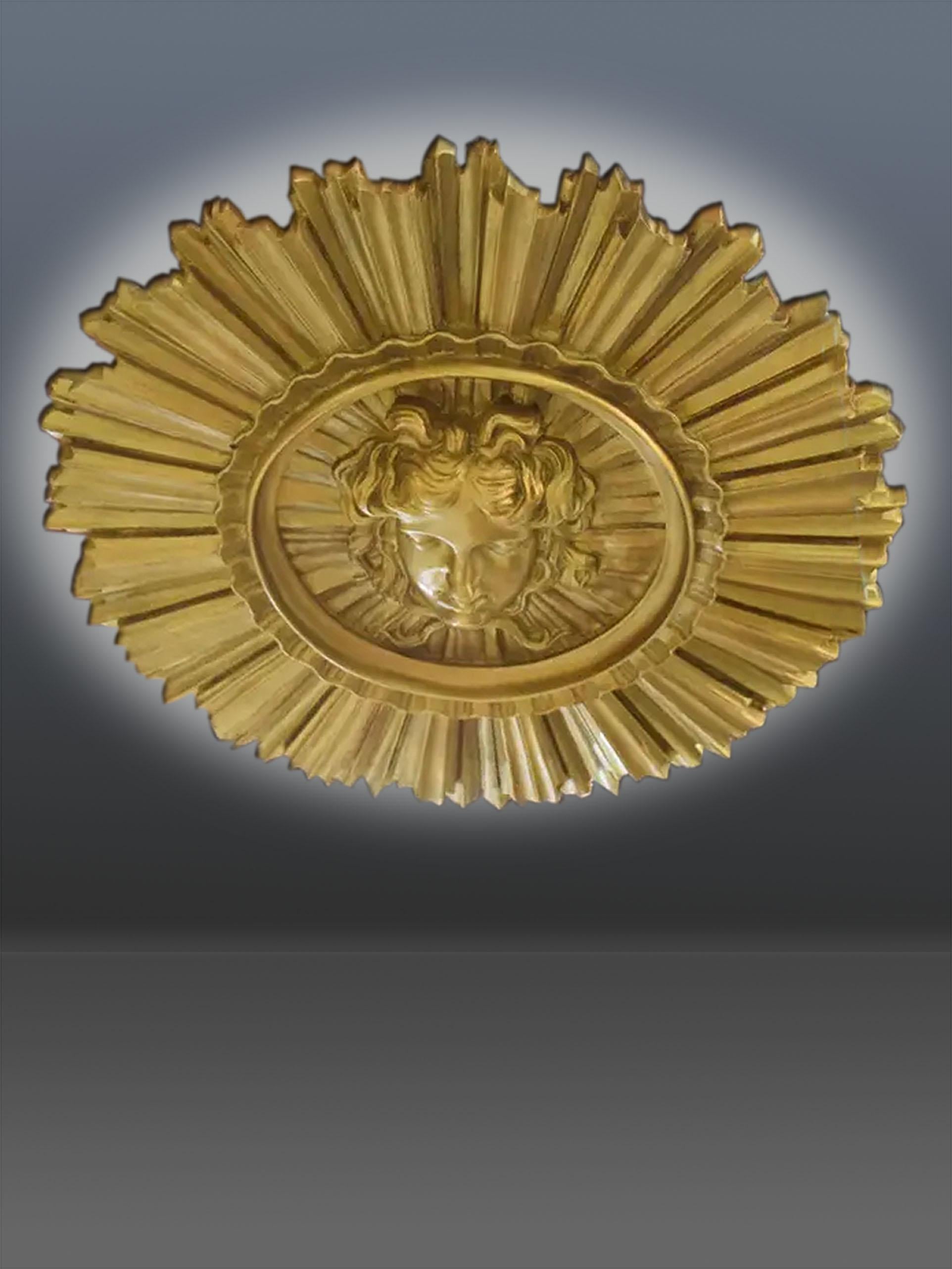 Louis XVI Très fine et très décorative suspension dorée ou luminaire encastré en vente