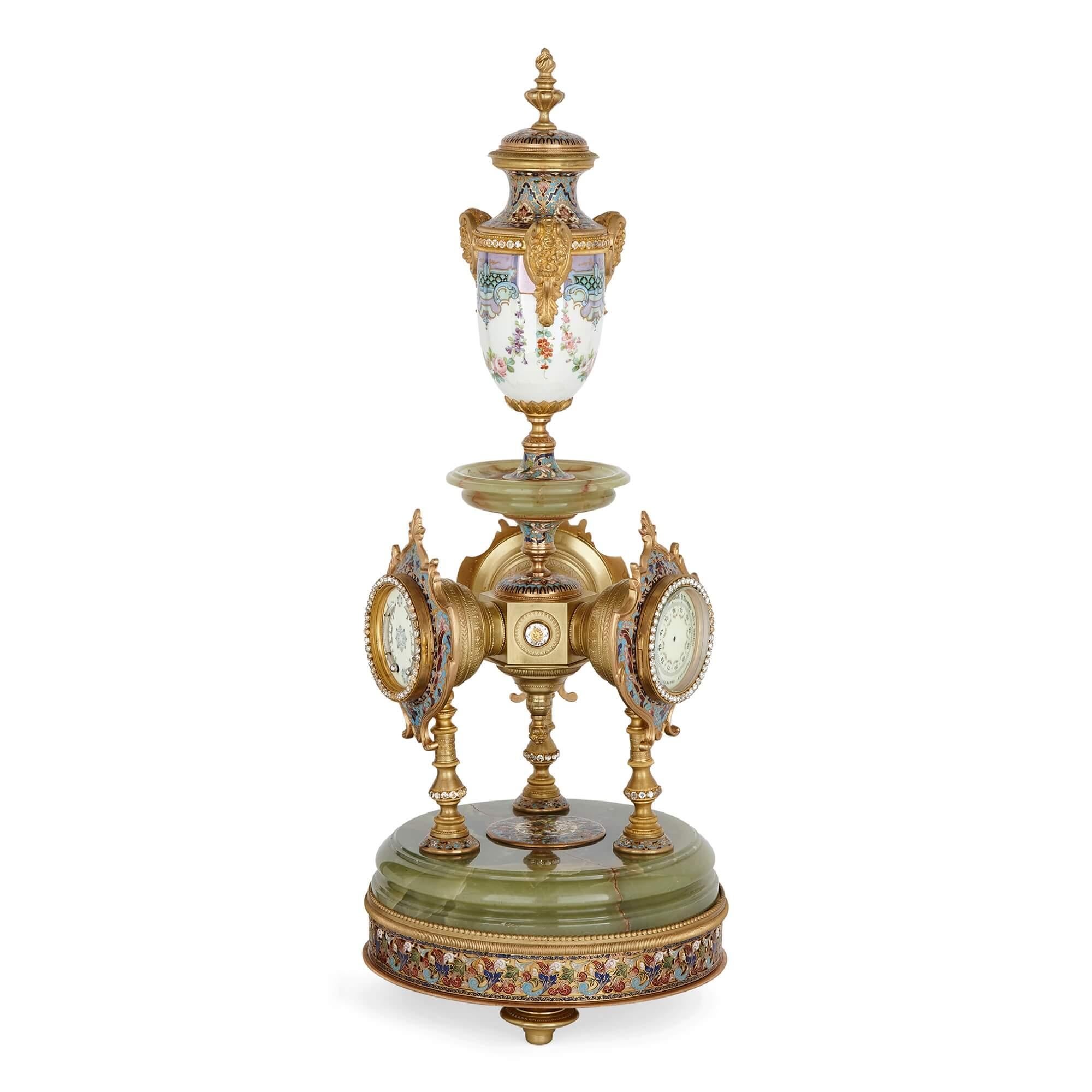 Très belle et rare pendule de cheminée en onyx vert, porcelaine, émail cloisonné et bronze doré.
Français, fin du 19ème siècle
Hauteur 64 cm, diamètre 23 cm

Cette magnifique pièce est une horloge de cheminée exceptionnellement inhabituelle et