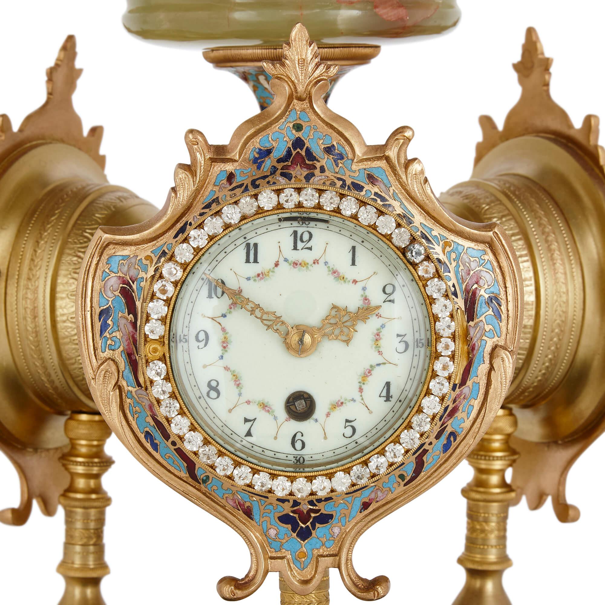 Belle Époque Très fine et rare horloge de cheminée en onyx, porcelaine, émail cloisonné et ormolu en vente