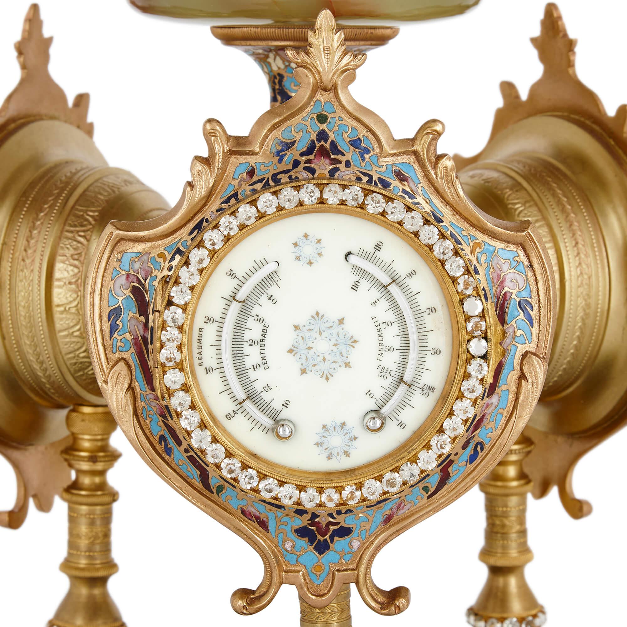 Français Très fine et rare horloge de cheminée en onyx, porcelaine, émail cloisonné et ormolu en vente