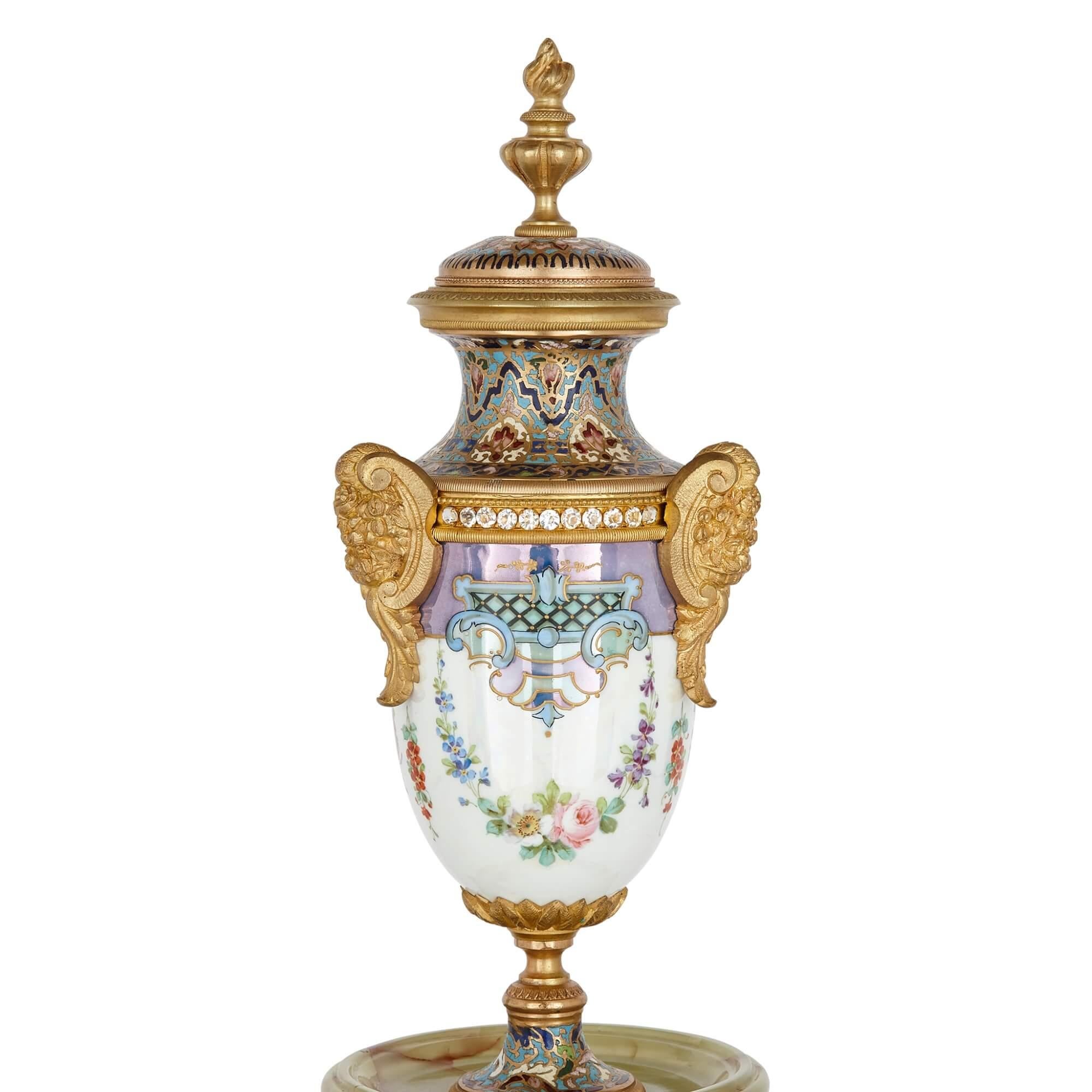 Très fine et rare horloge de cheminée en onyx, porcelaine, émail cloisonné et ormolu Bon état - En vente à London, GB