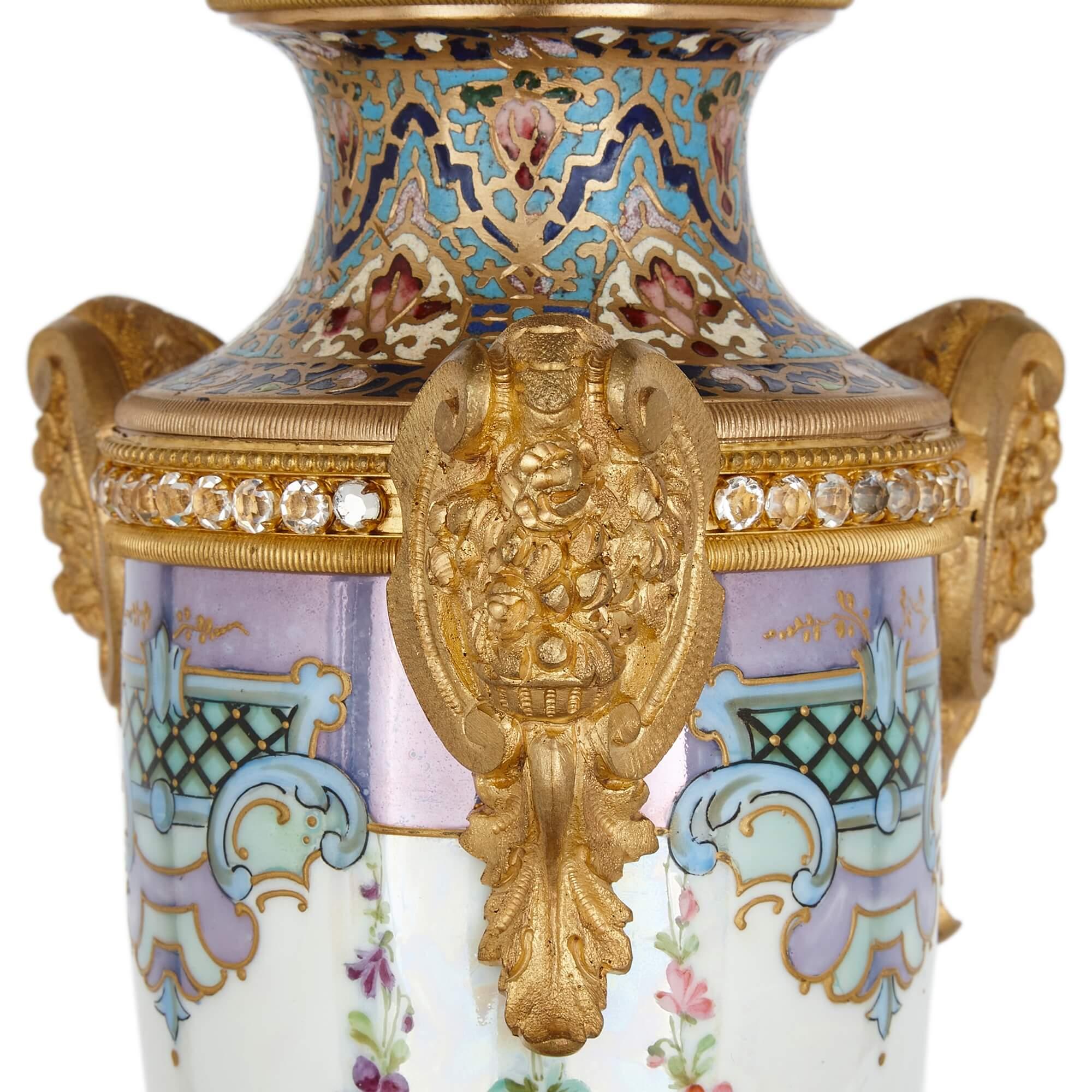 XIXe siècle Très fine et rare horloge de cheminée en onyx, porcelaine, émail cloisonné et ormolu en vente