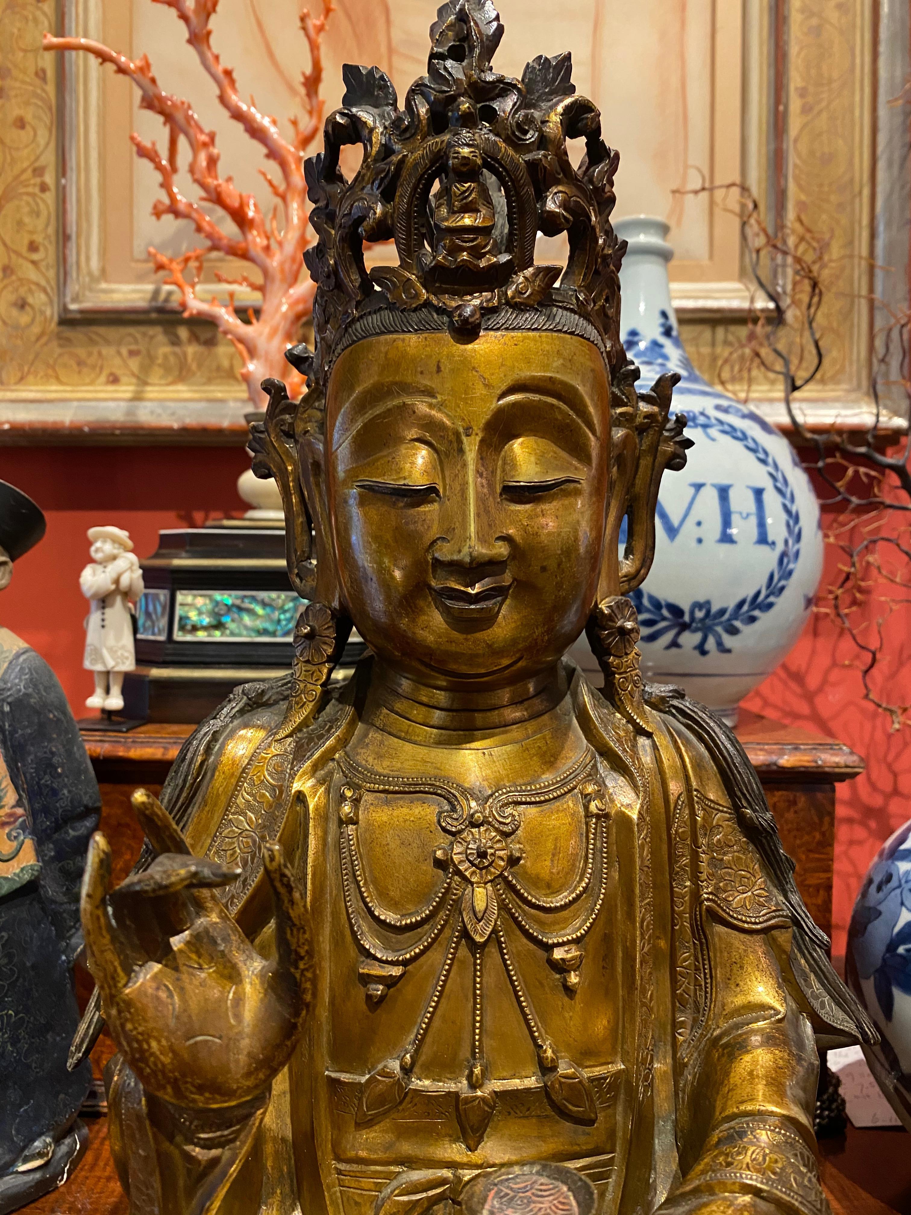 Very Fine and Serene Chinese Gilt-Bronze Figure of Guanyin, 16th Century In Good Condition In Amsterdam, NL