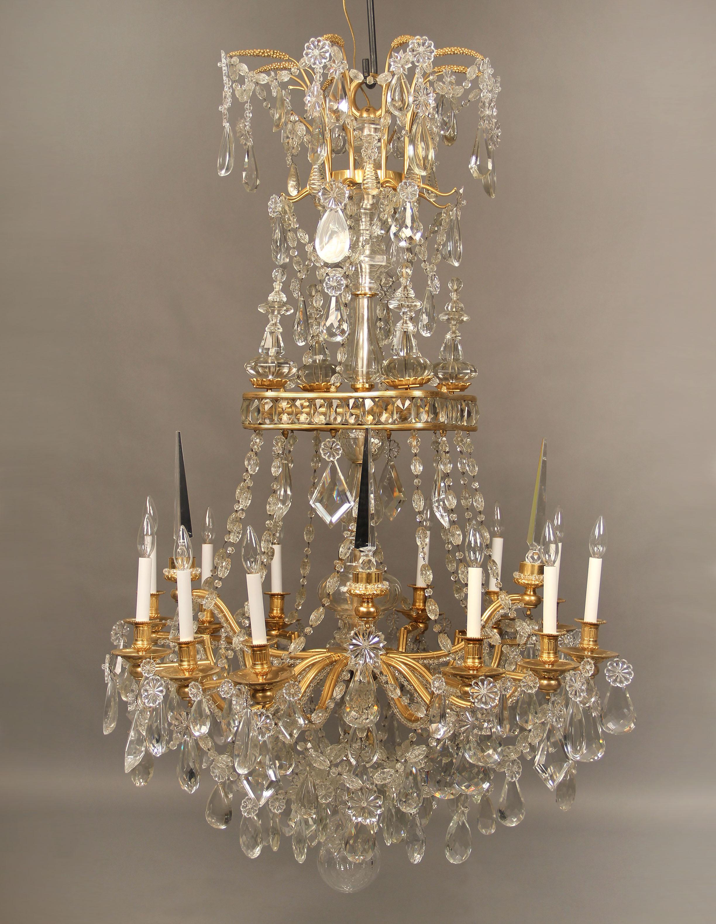 Un très beau et spécial lustre à douze lumières du milieu du 19e siècle en bronze doré et cristal de Baccarat.

Cristal multifacettes et façonné, colonne centrale en cristal taillé avec bras perlés. Quatre lances de périmètre inférieures et quatre