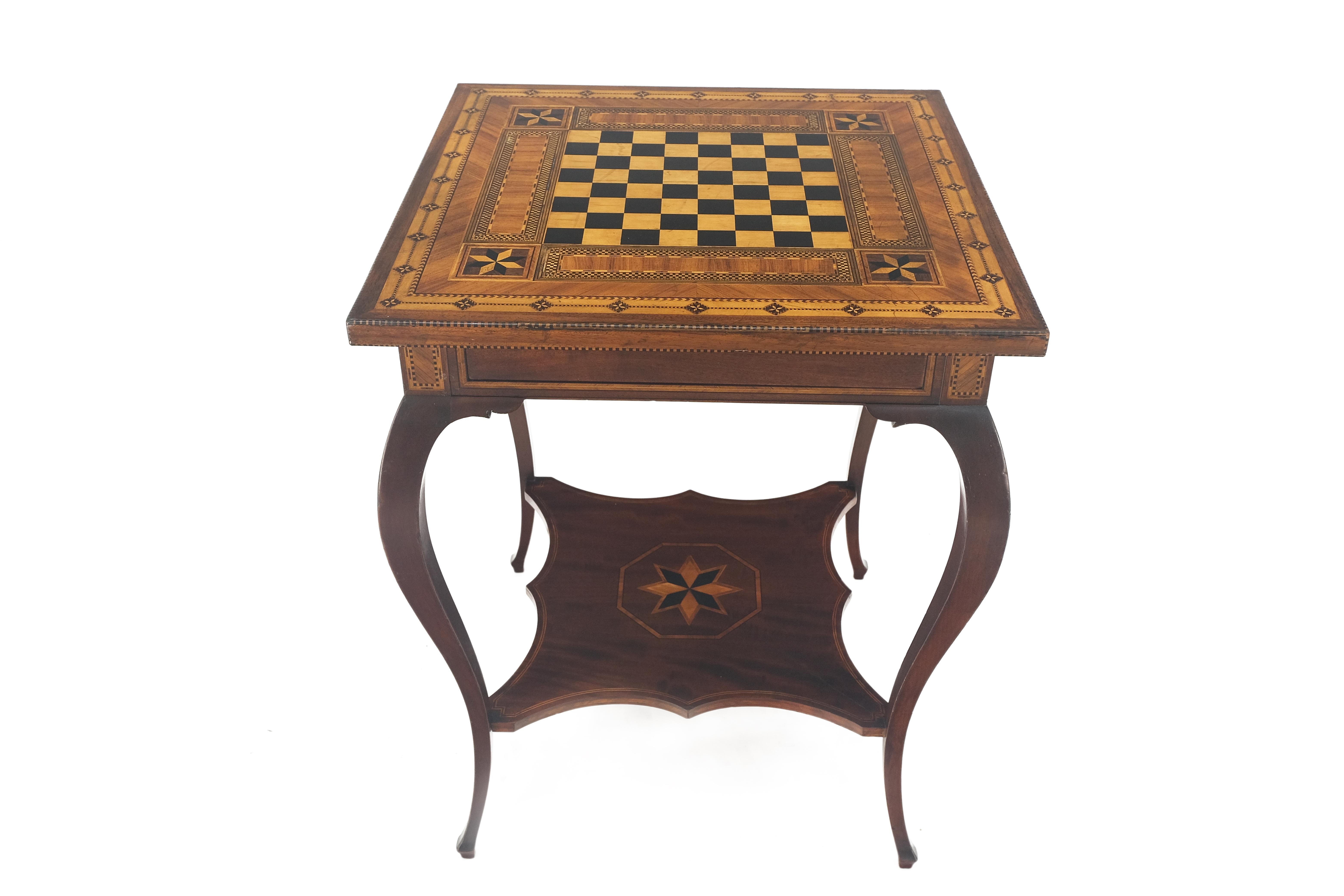 Feiner antiker Spieltisch mit Intarsien aus dem Jahr 1910, zweistufiger, sehr sauber  im Angebot 9