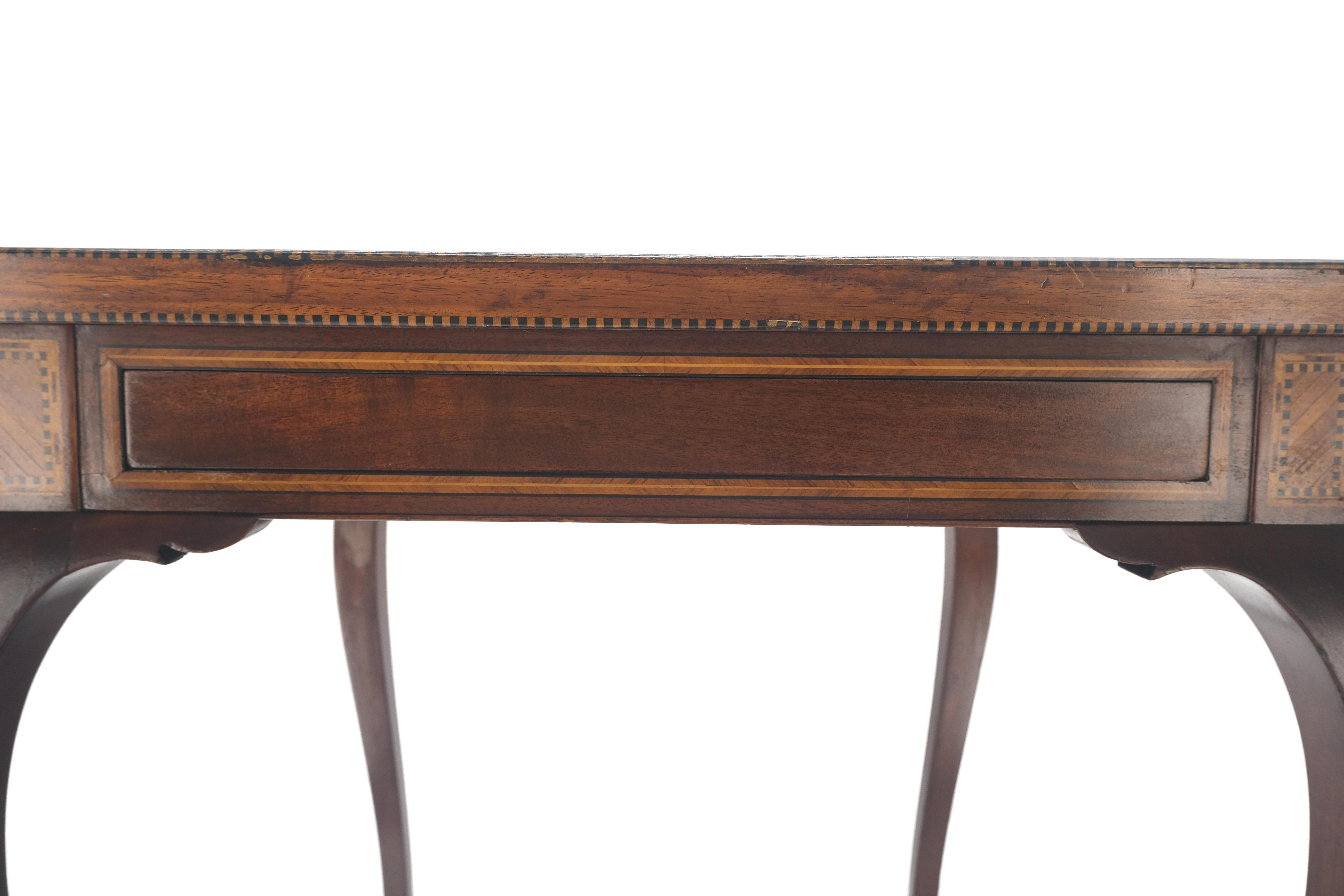 Feiner antiker Spieltisch mit Intarsien aus dem Jahr 1910, zweistufiger, sehr sauber  im Angebot 10