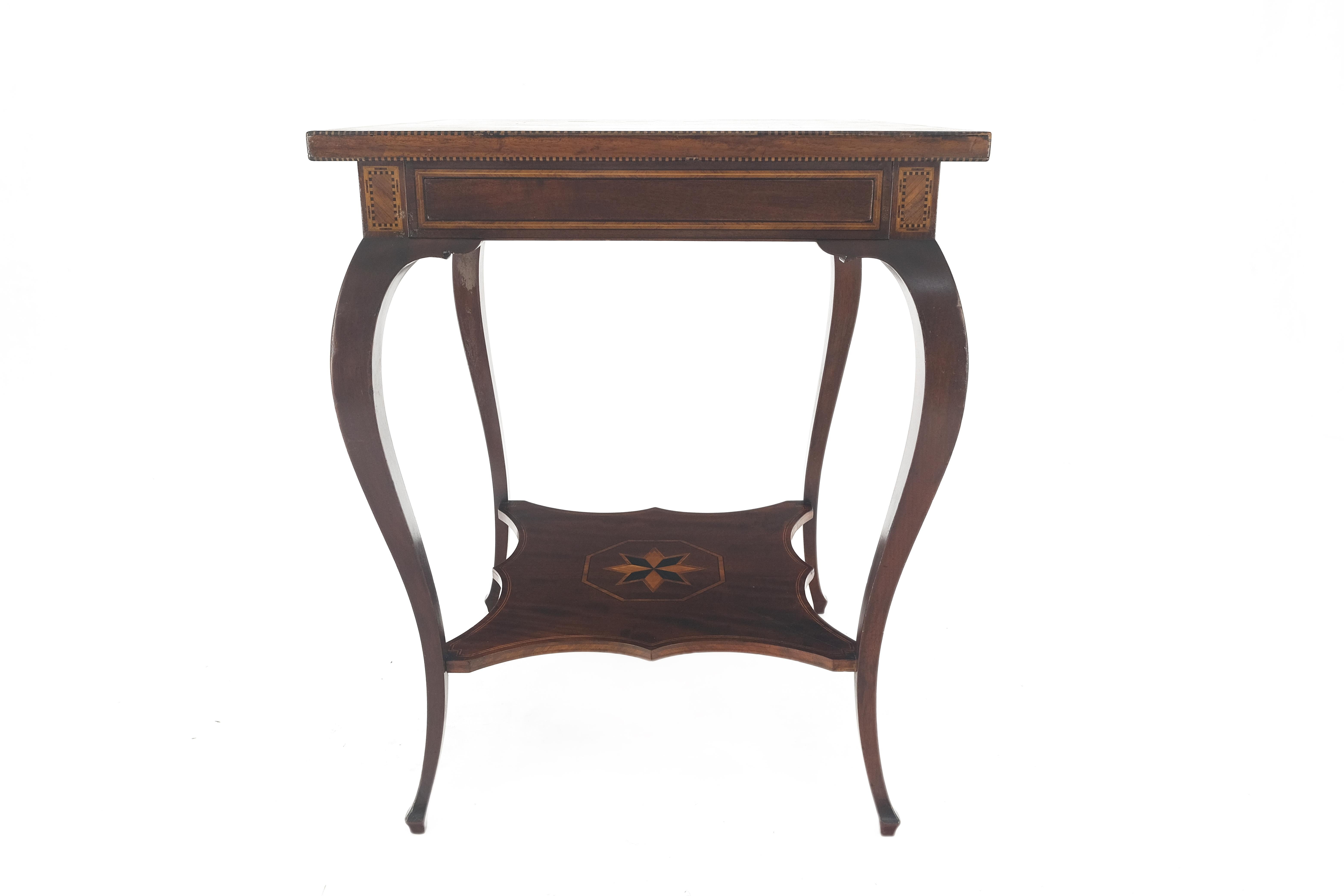 Feiner antiker Spieltisch mit Intarsien aus dem Jahr 1910, zweistufiger, sehr sauber  (Arts and Crafts) im Angebot