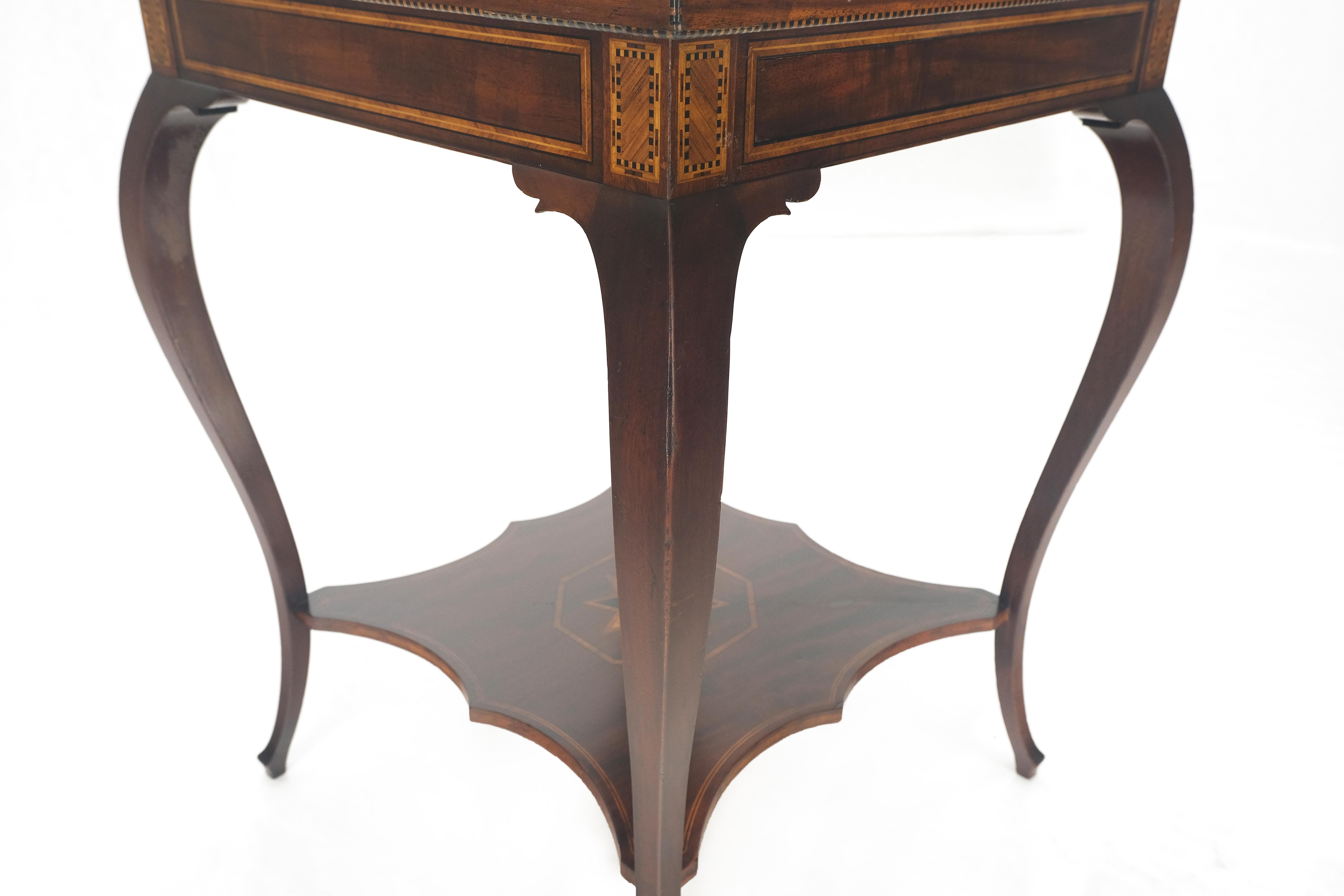 Feiner antiker Spieltisch mit Intarsien aus dem Jahr 1910, zweistufiger, sehr sauber  (amerikanisch) im Angebot
