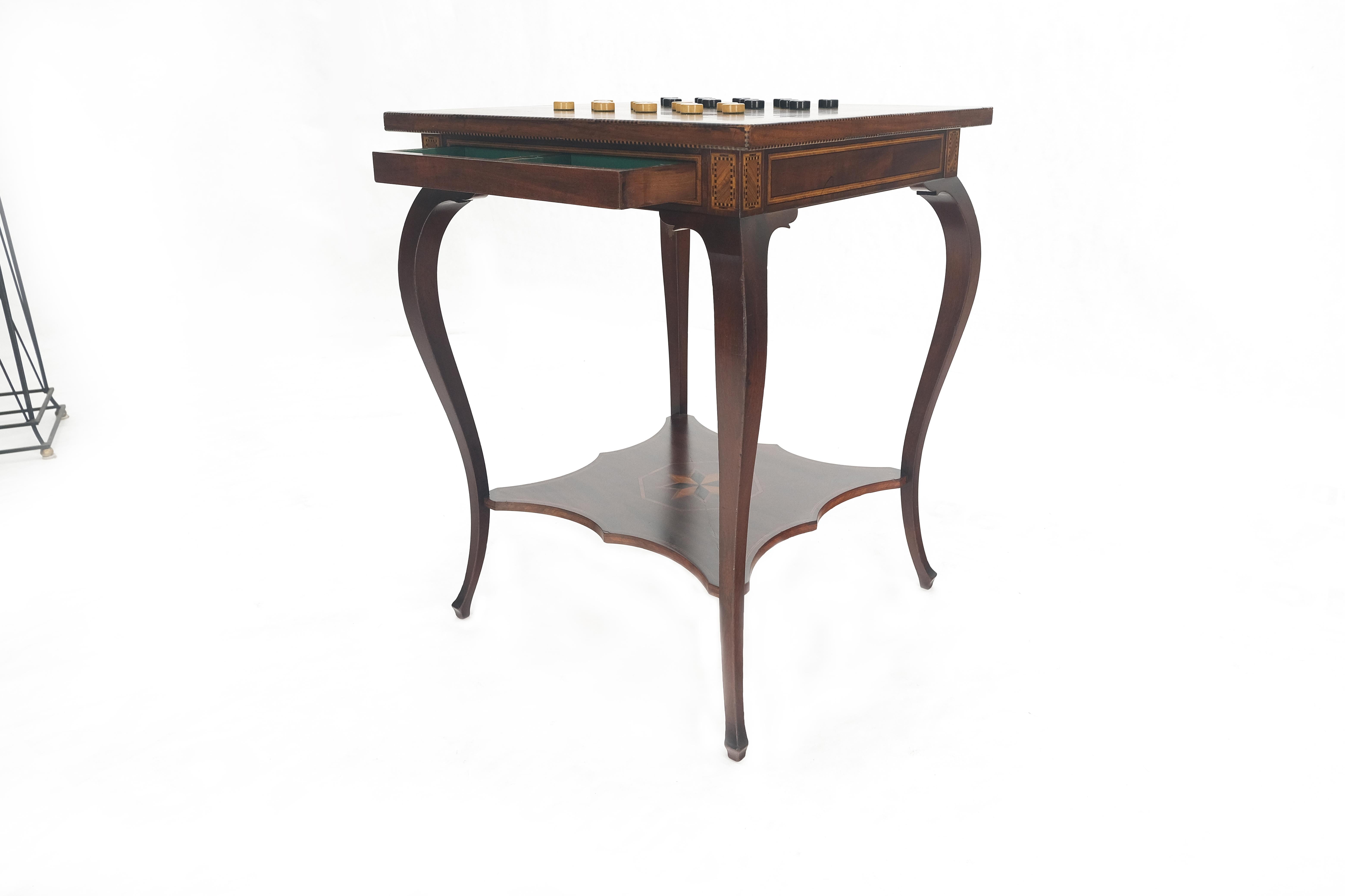 Feiner antiker Spieltisch mit Intarsien aus dem Jahr 1910, zweistufiger, sehr sauber  im Zustand „Gut“ im Angebot in Rockaway, NJ