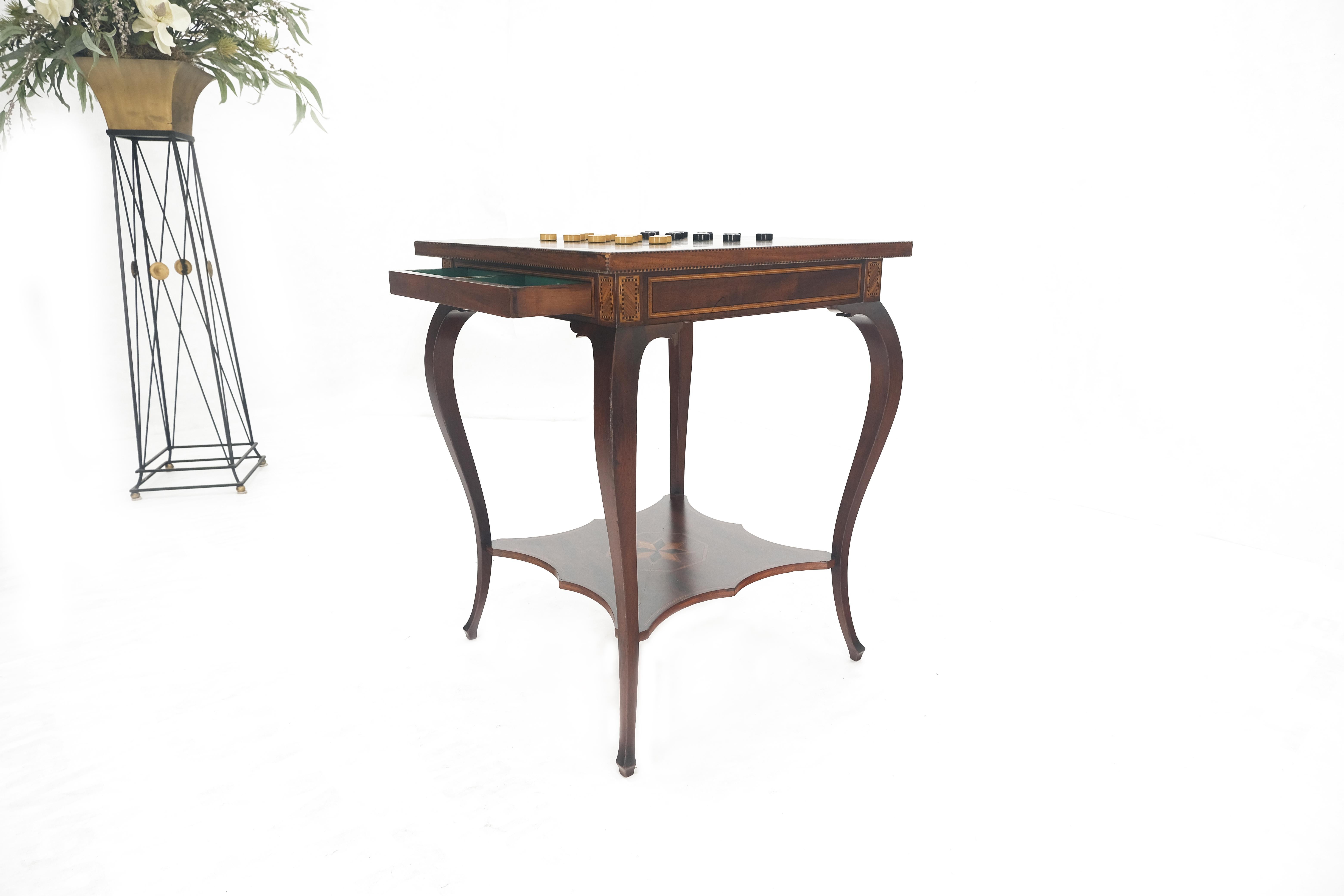 Feiner antiker Spieltisch mit Intarsien aus dem Jahr 1910, zweistufiger, sehr sauber  (Mahagoni) im Angebot