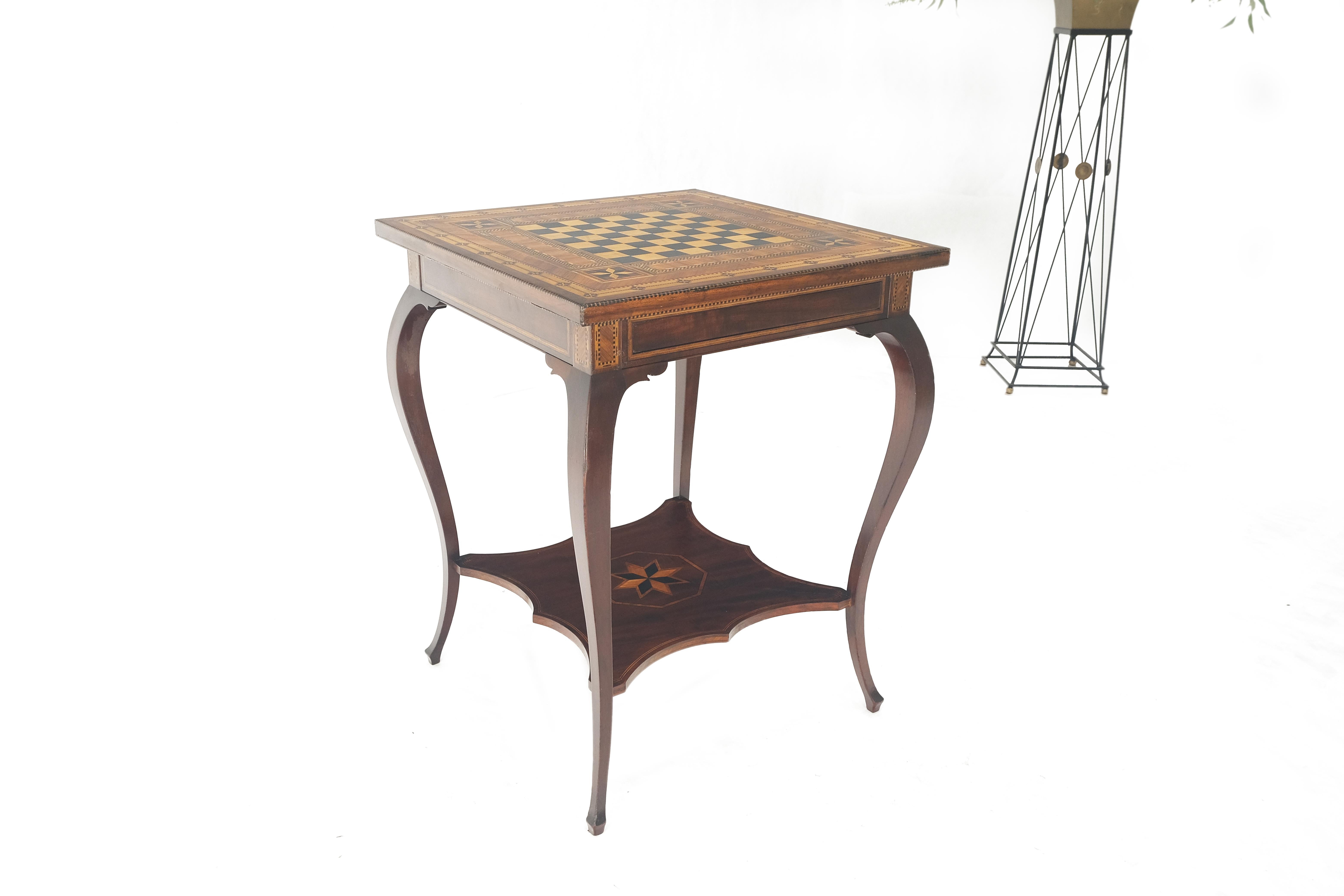 Feiner antiker Spieltisch mit Intarsien aus dem Jahr 1910, zweistufiger, sehr sauber  im Angebot 2