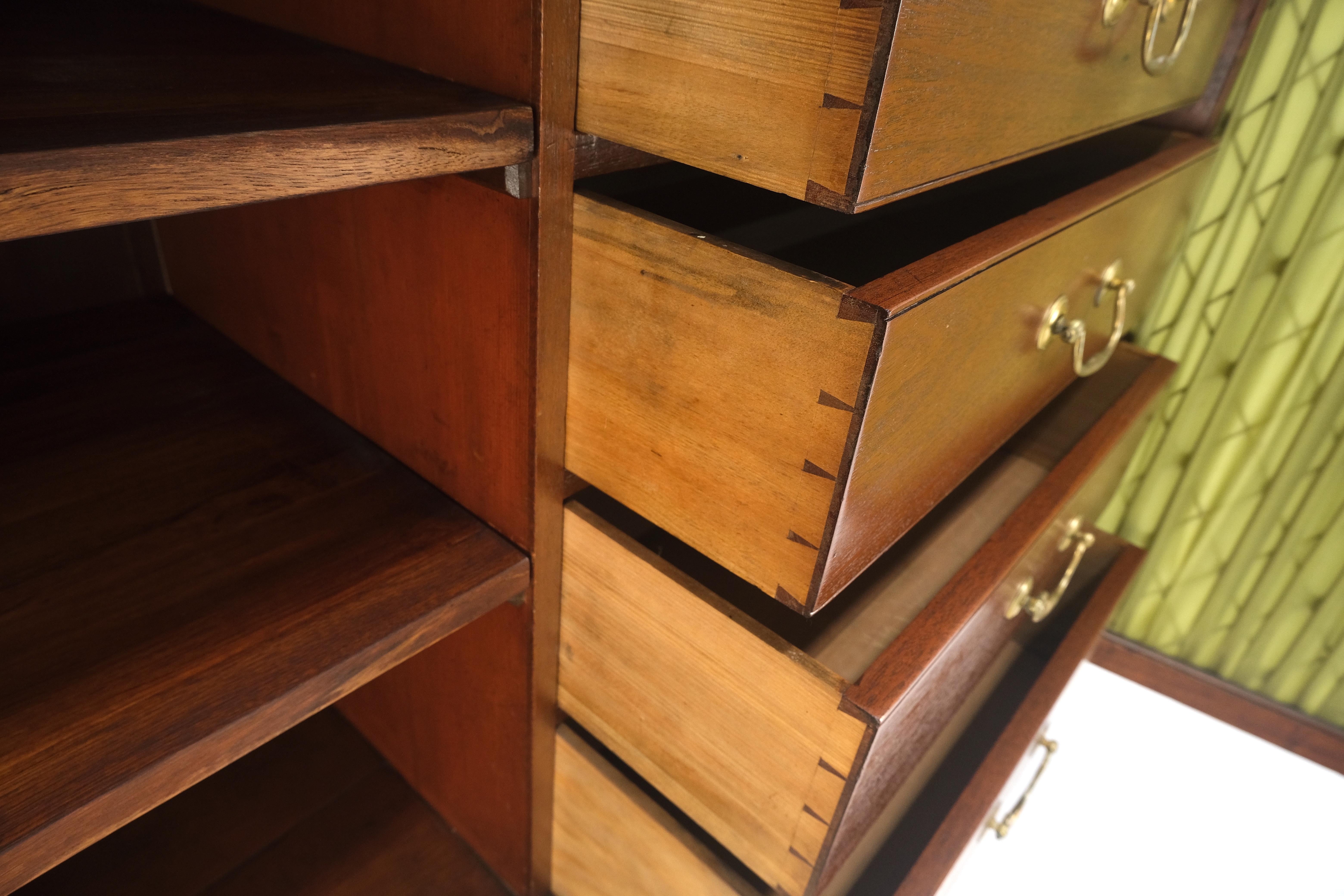 Direttorio Molto bene l'antica cassettiera a coda di rondine con piano in pelle per la scrivania della segreteria in vendita