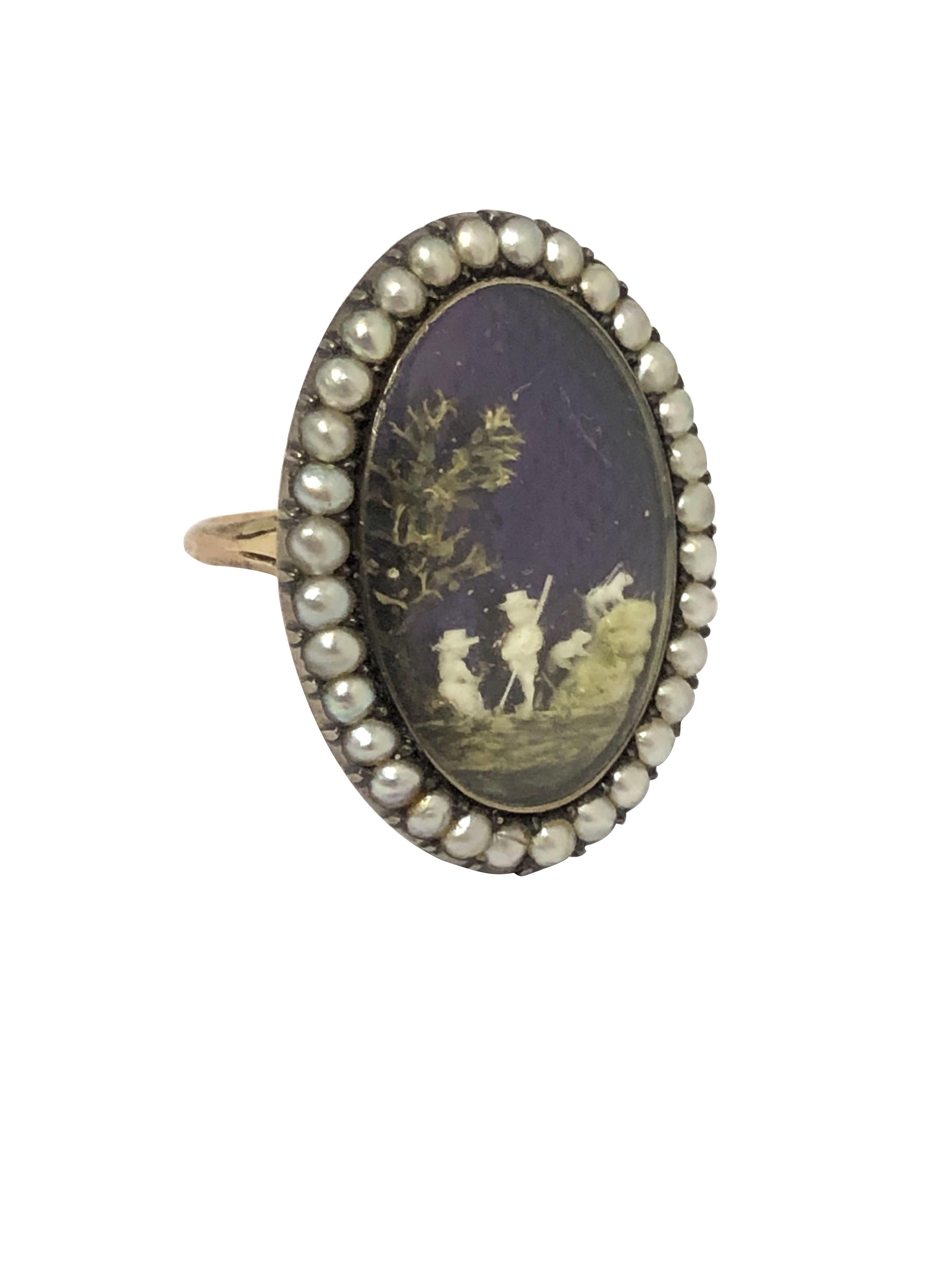 CIRCA 1810 - 1820 Anello georgiano, forse viennese, con parte superiore in argento e parte posteriore in oro e gambo con scena in miniatura; la parte superiore misura poco più di 1 pollice di lunghezza X 3/4 di pollice di larghezza, uno sfondo di