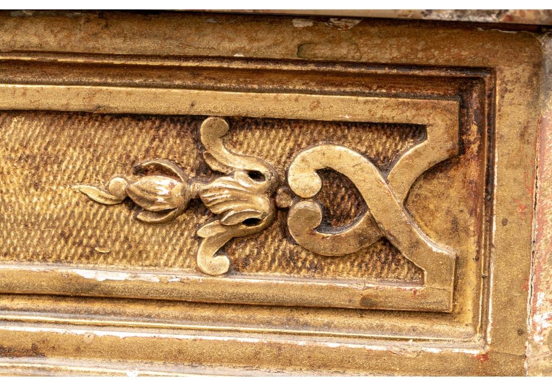 Mesa de centro antigua neoclásica muy fina con tapa de mármol dorado en venta 2
