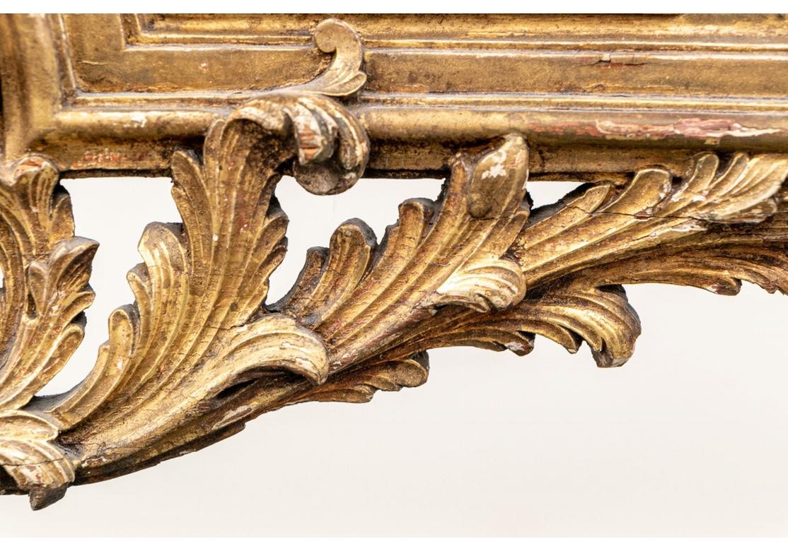 Mesa de centro antigua neoclásica muy fina con tapa de mármol dorado Europeo en venta