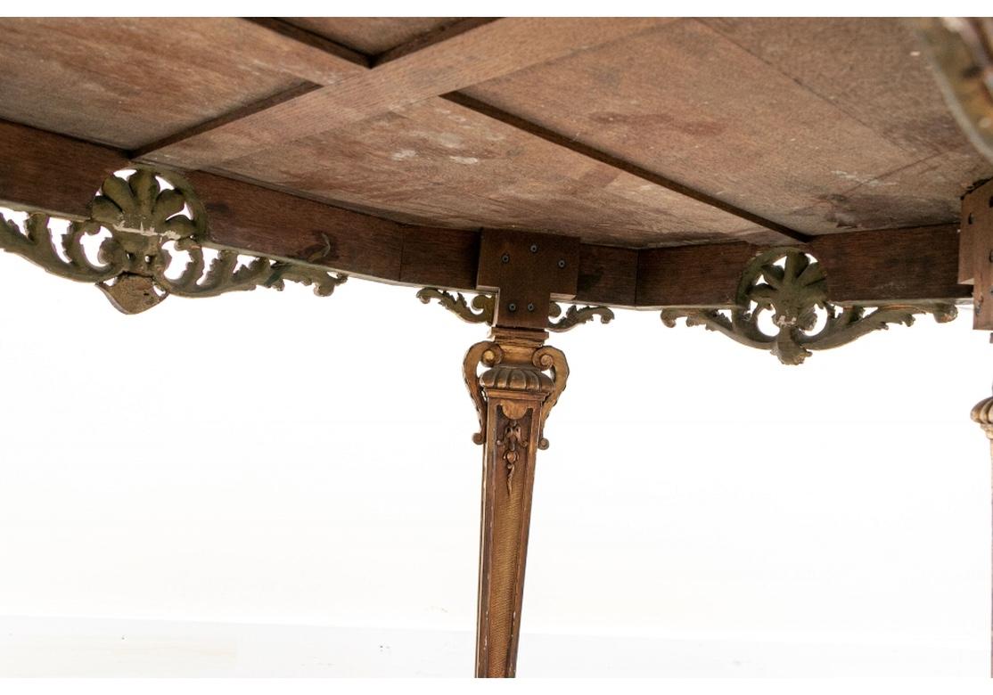 Mesa de centro antigua neoclásica muy fina con tapa de mármol dorado Piedra en venta