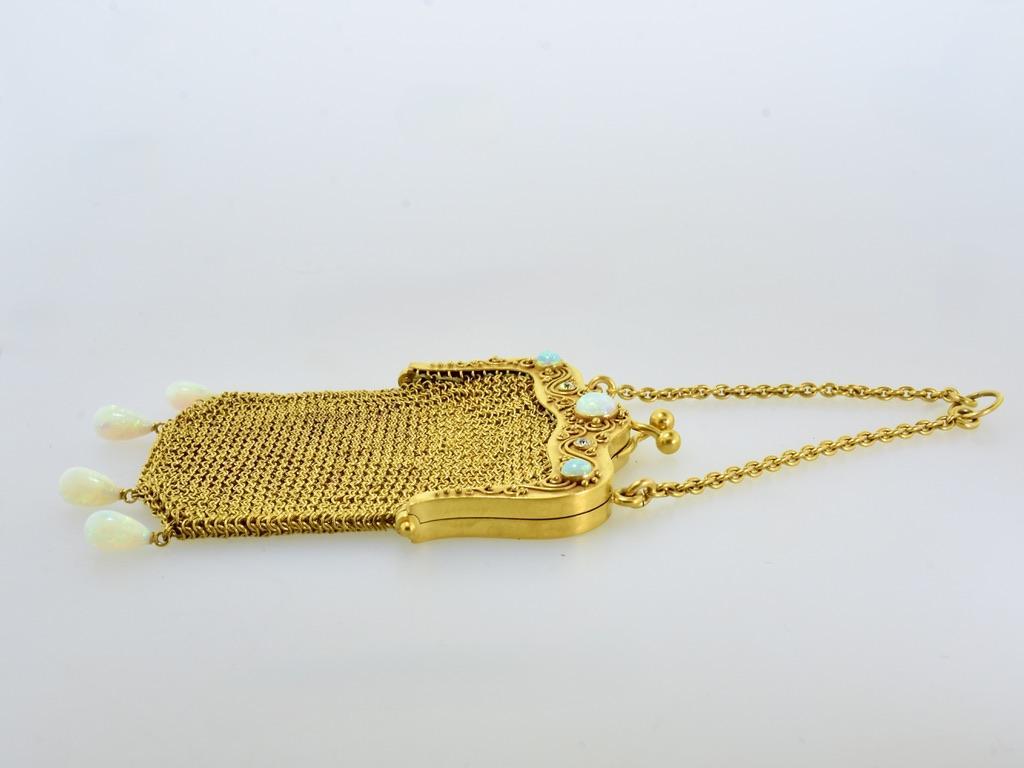 Très belle bourse ancienne 13,5 cts. avec de belles opales australiennes et des diamants  1890 en vente 12