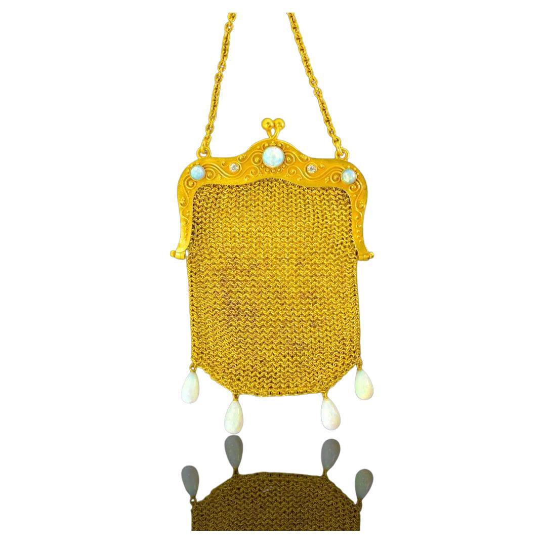 Ce petit sac à main antique en or jaune est une pièce exceptionnelle et l'une des plus belles sur le marché aujourd'hui.  n'a pas vu de meilleur exemple.  Il est réglé avec  diamants blancs et de fines opales australiennes. Les diamants sont des