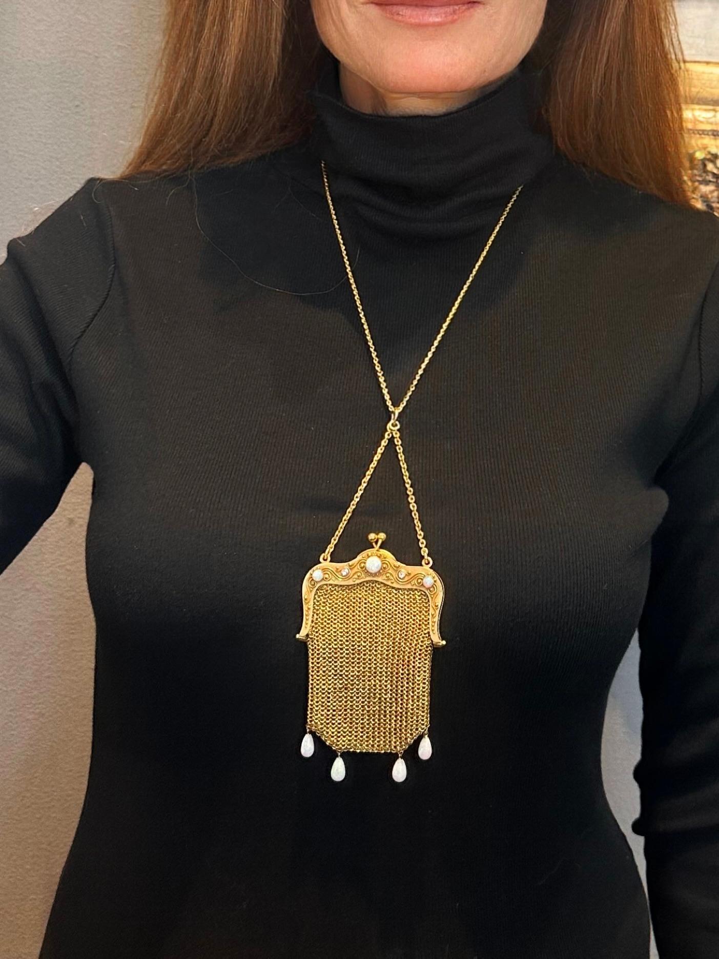 Très belle bourse ancienne 13,5 cts. avec de belles opales australiennes et des diamants  1890 en vente 3