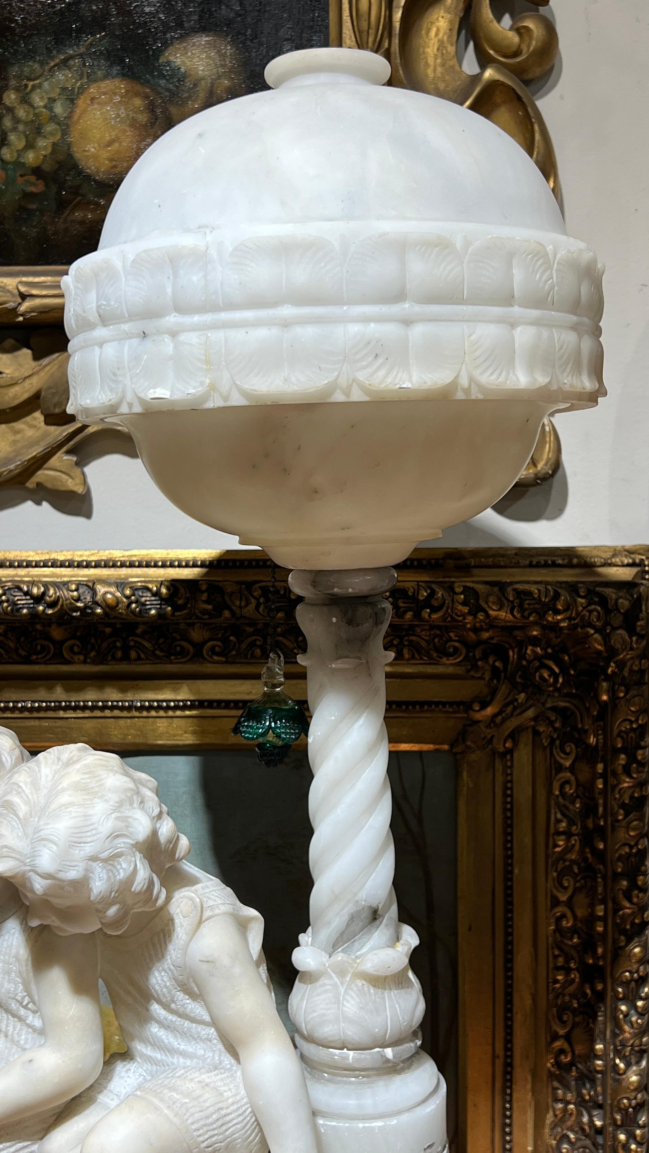 Sculpté à la main Très belle art déco  Lampe figurative italienne sculptée en albâtre de Gaspar Mascagni en vente