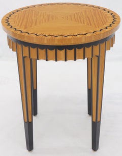 Molto bene, l'artista ha firmato il tavolo laterale con piedistallo Gueridon con bordo a smerlo