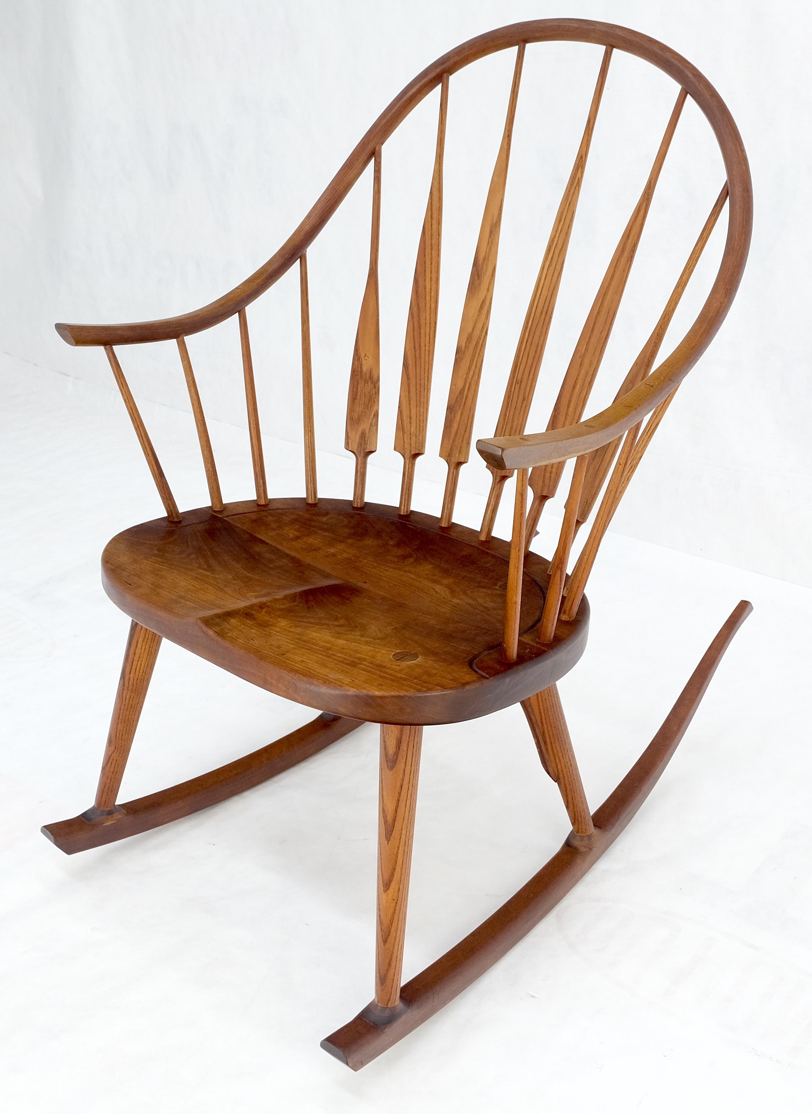 Très belle chaise à bascule en châtaignier massif signée par l'artiste et fabriquée en Studio.  en vente 4